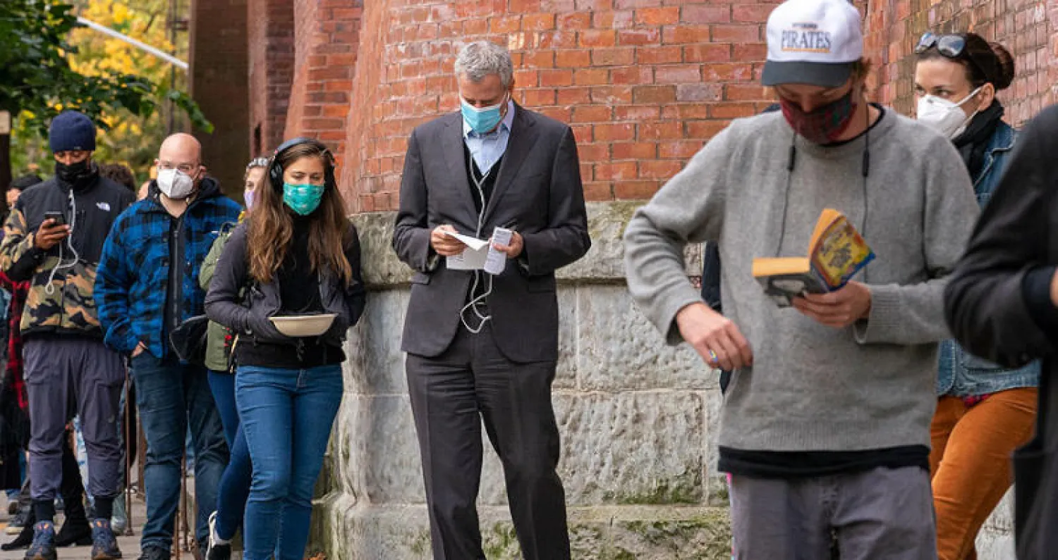 عمدة نيويورك (وسط) يقف في صف للإدلاء بصوته باكراً في بروكلين الأربعاء (أ.ب)