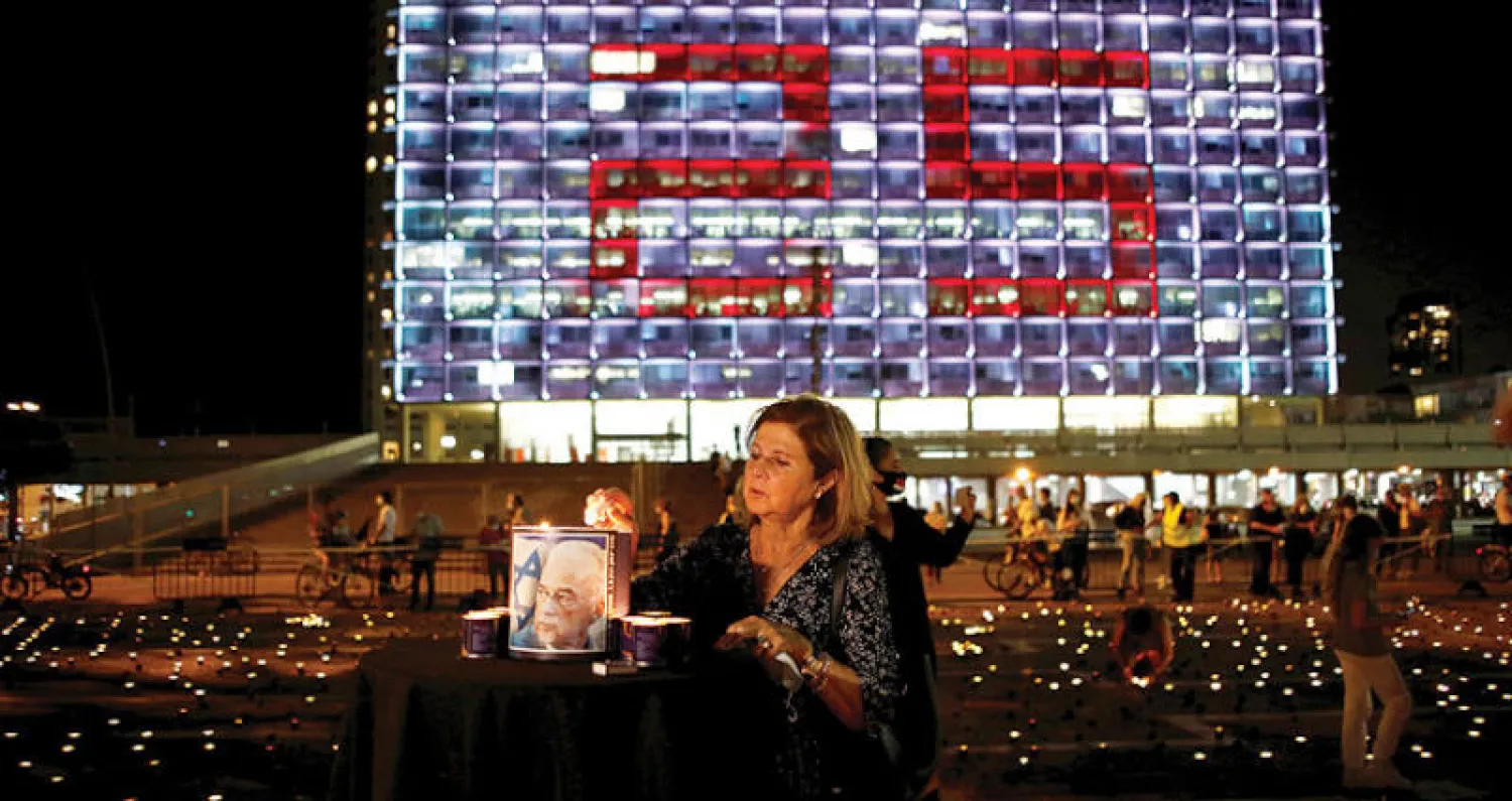 ديلا ابنة رئيس الوزراء الإسرائيلي الأسبق إسحاق رابين تضيء شمعة في الذكرى الـ25 لرحيله (رويترز)