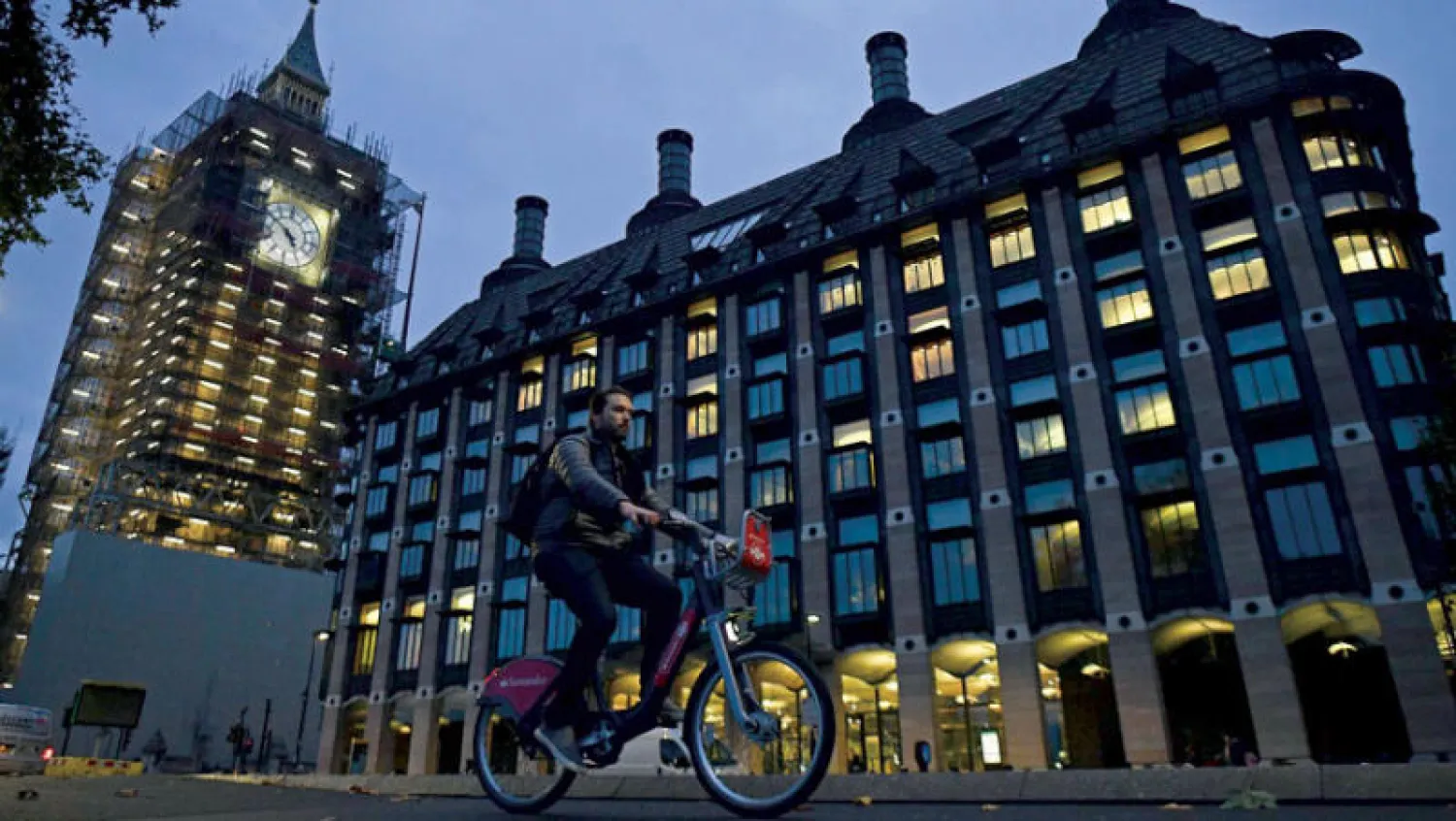 شدد «صندوق النقد الدولي» مطالباته لبريطانيا بالإبقاء على وتيرة الإنفاق العام المرتفعة لحين انتهاء أزمة كورونا (أ.ف.ب)