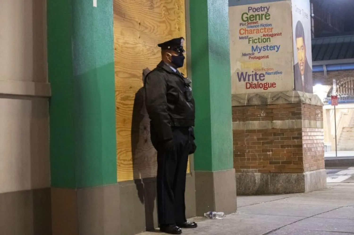 ضابط شرطة يراقب نشاطا أمام أحد البنوك في بنسلفانيا بفيلادلفيا عقب اضطرابات واسعة النطاق (أ.ف.ب)