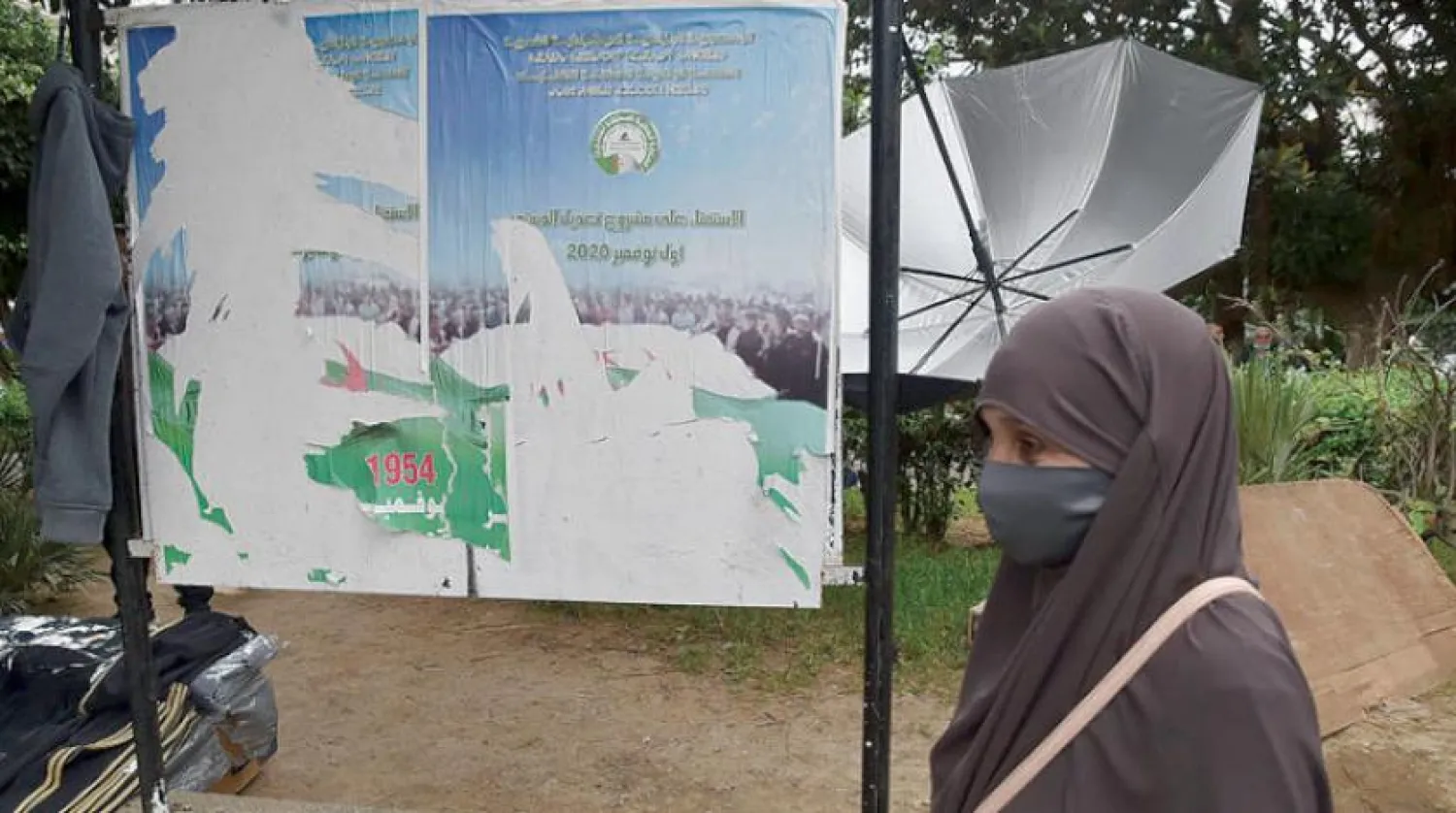 Başkent Cezayir’in Bab el-Vadi Mahallesi’nde anayasa referandumuna teşvik eden yırtık reklamlar (AFP)