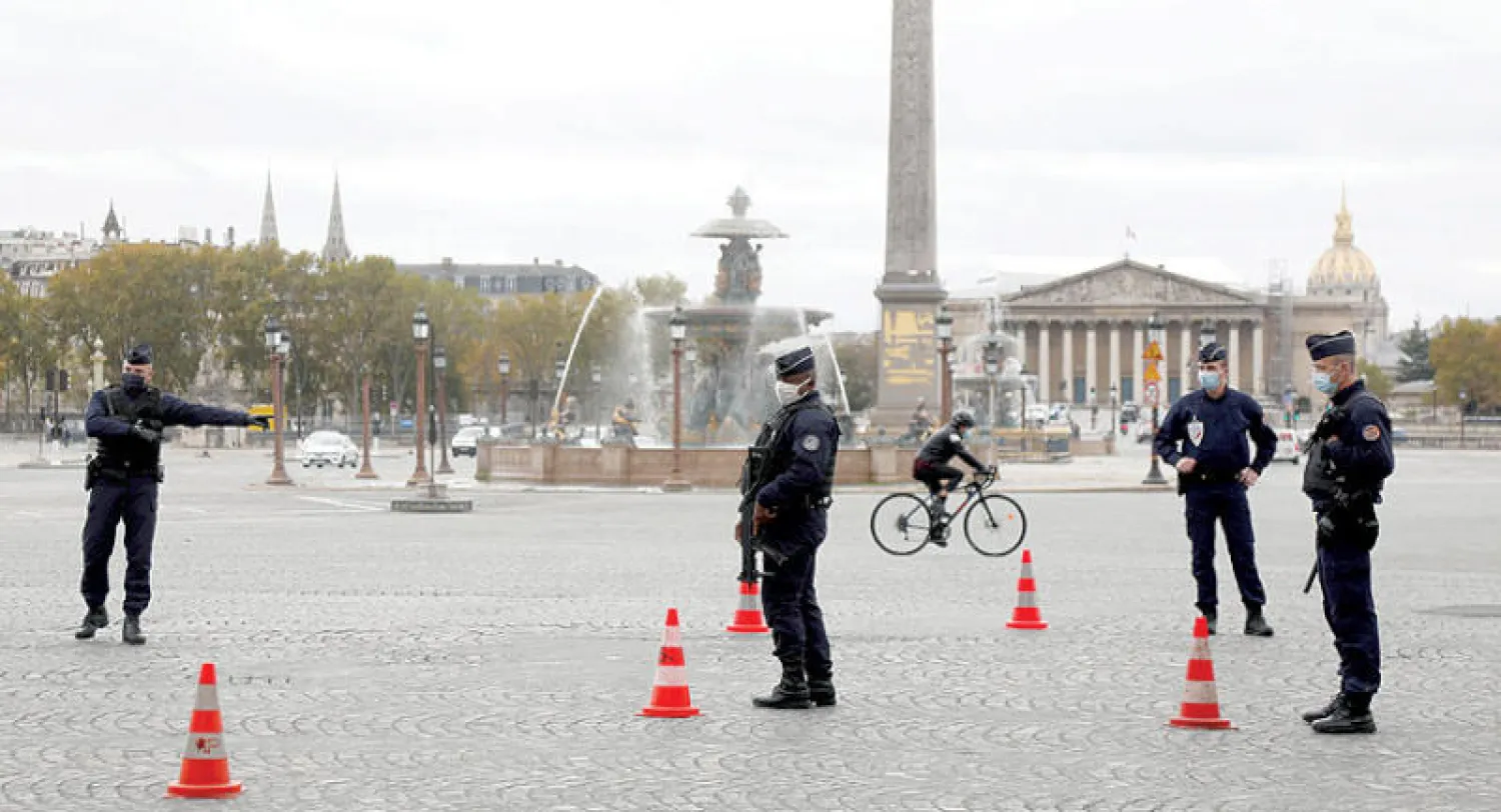 الشرطة تراقب الأماكن العامة في باريس أمس لتطبيق التدابير الجديدة (رويترز)