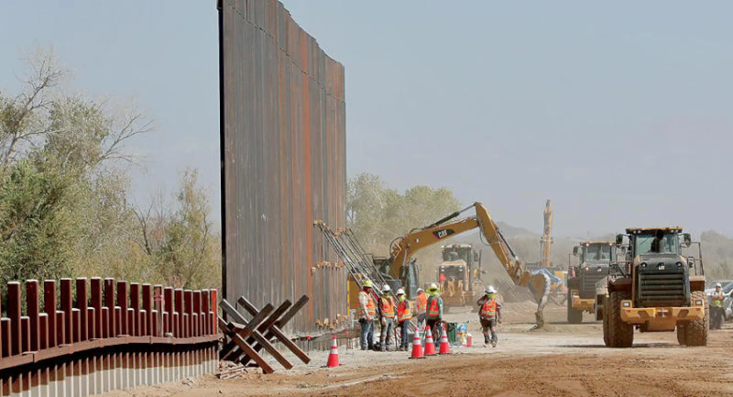 جانب من بناء جدار حدودي في ولاية أريزونا في 10 سبتمبر الماضي (أ.ب)  وفي الإطار تغريدة نشرها الرئيس ترمب الخميس