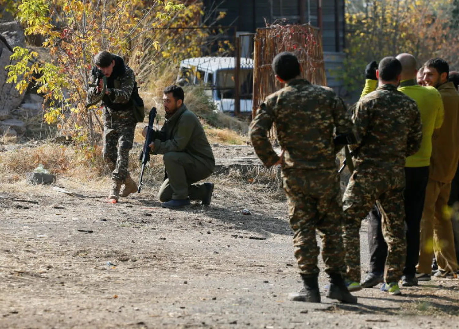 متطوعون أرمن يخضعون لتدريب قتالي في أحد المعسكرات بيريفان (رويترز)