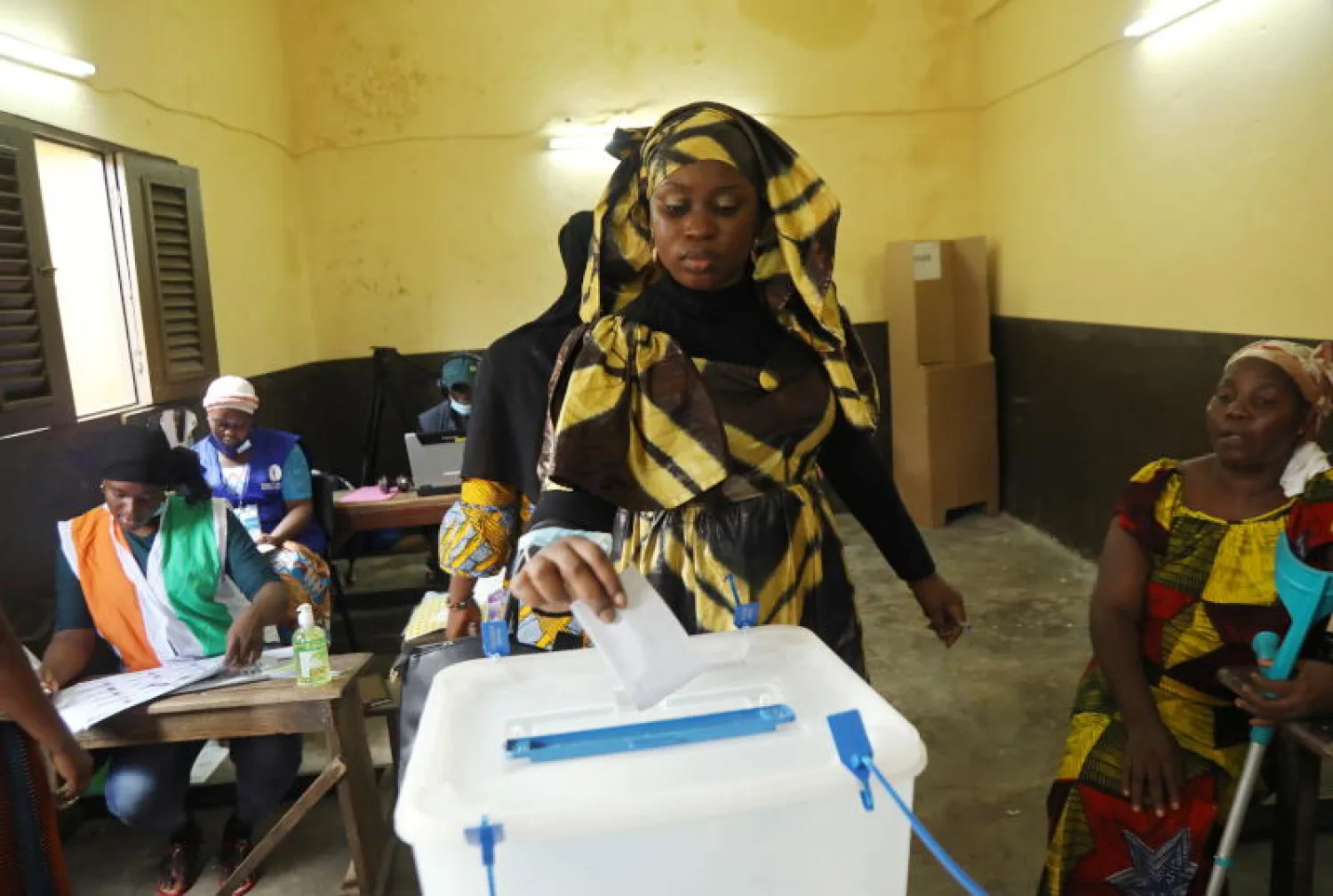 ناخبة تقترع في أبيدجان (رويترز)