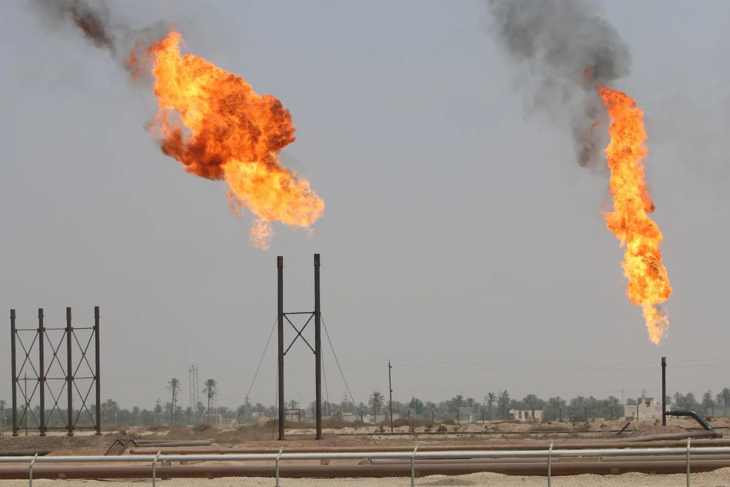 Flames emerge from a pipeline at Nahran Umar field, north of Basra, Iraq August 23, 2017. (Reuters)