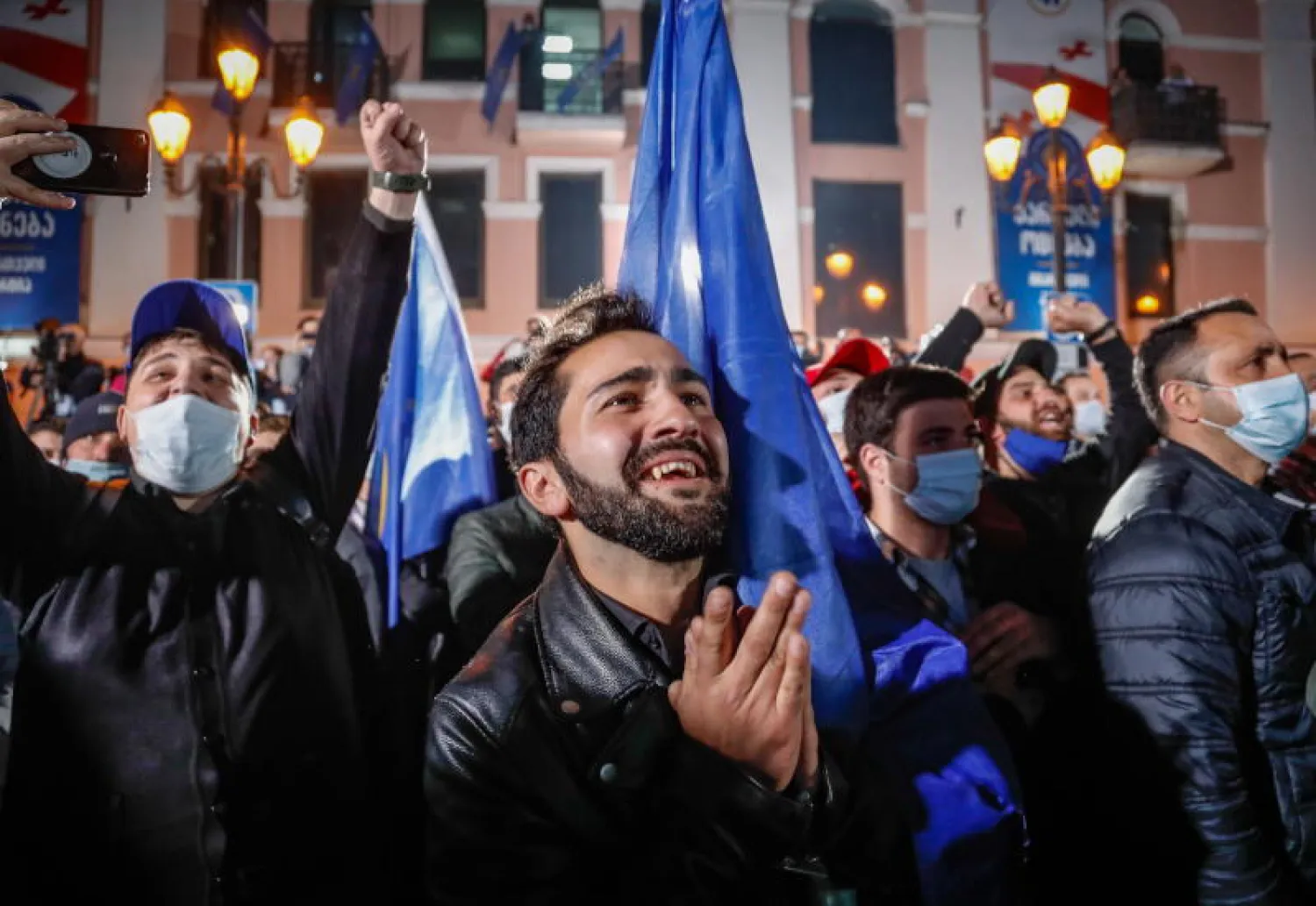 مؤيدون لحزب «الحلم الجورجي» الحاكم يحتفلون بنتائج الانتخابات الأولية في تبليسي (إ.ب.أ)