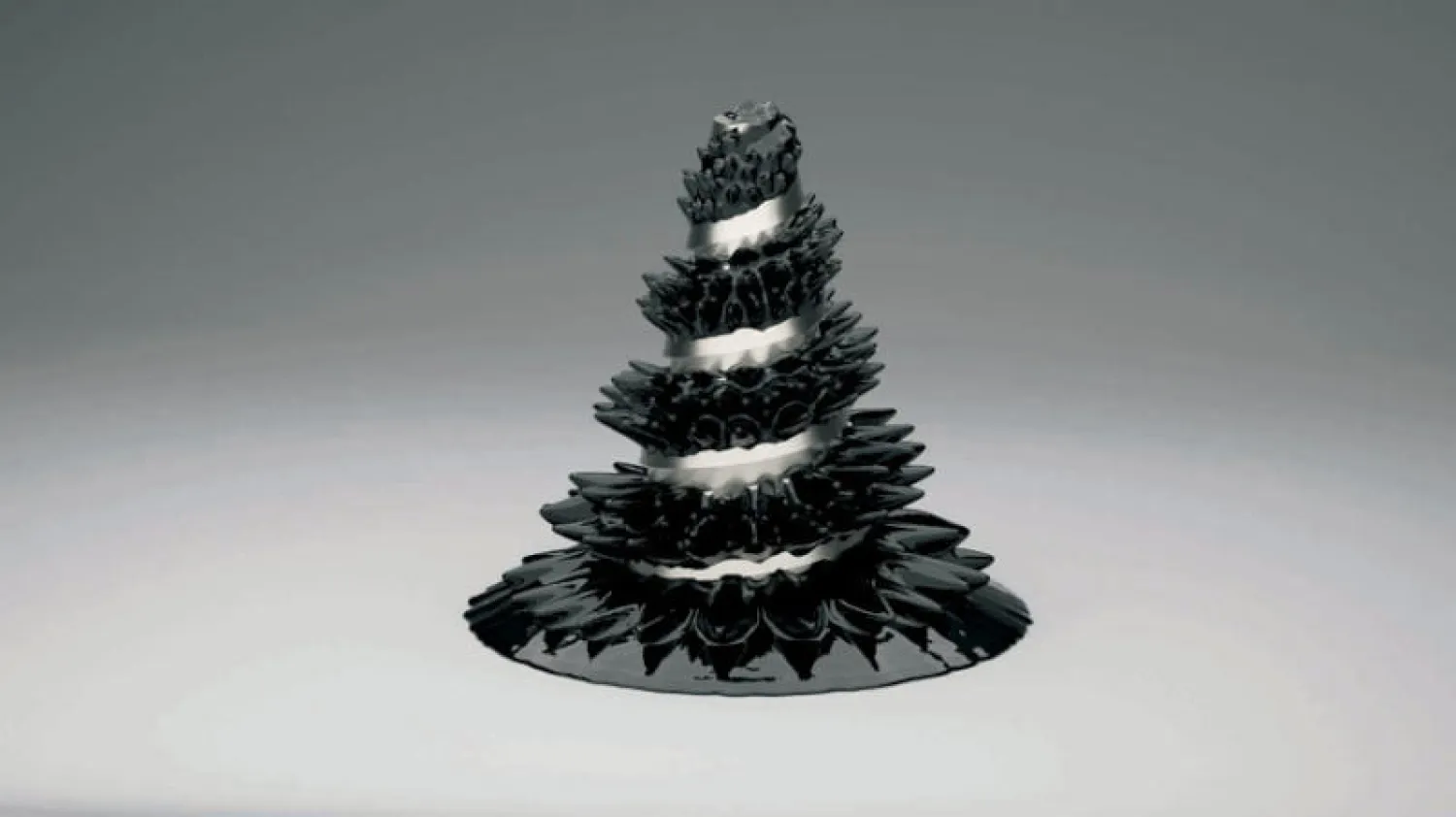 بتعريض السوائل الممغنطة لمغناطيس تتكون أشكال فريدة