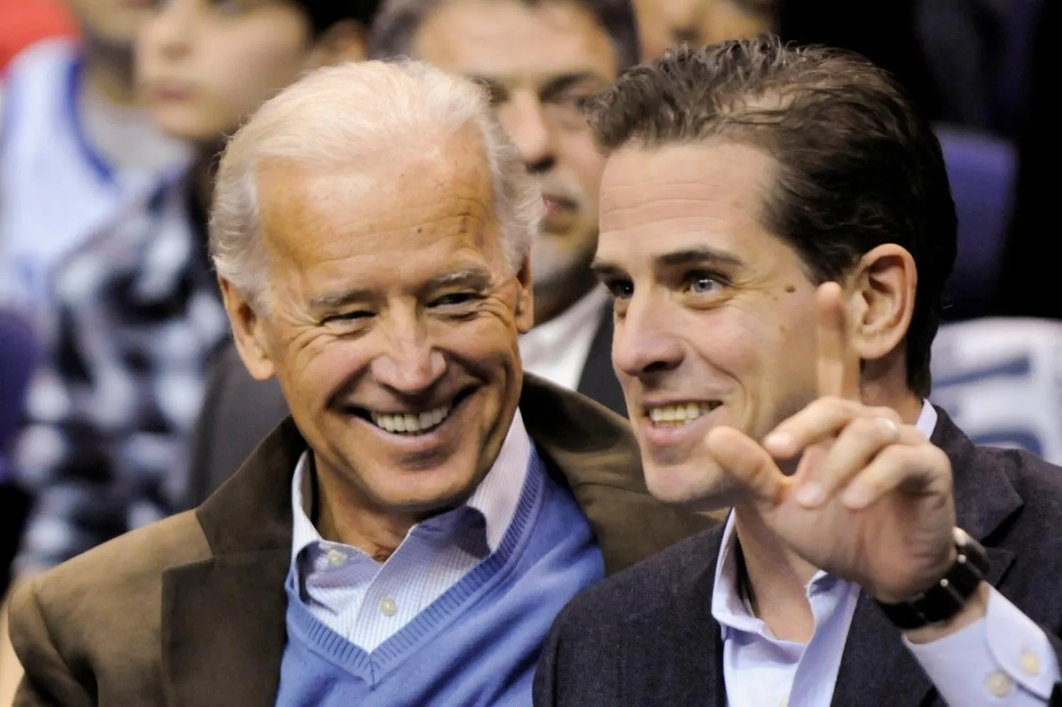 Hunter Biden (sağda) iddialarla ilgili henüz açıklama yapmadı (Reuters)