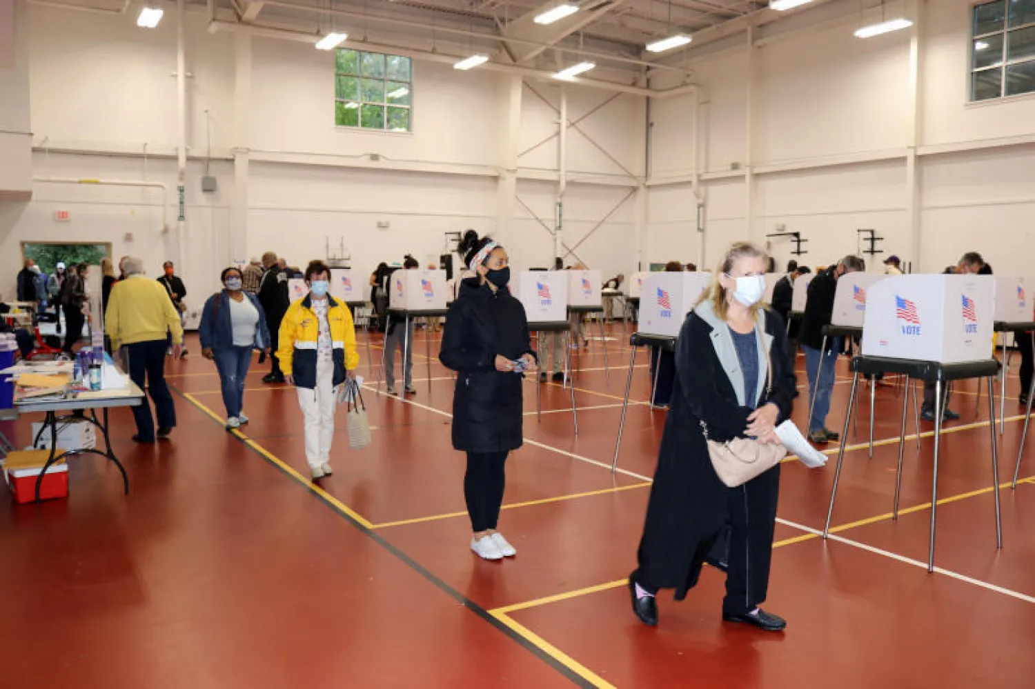 ناخبون يصطفون للإدلاء بأصواتهم في التصويت المبكر للانتخابات الأميركية بولاية ميريلاند (أ.ب)