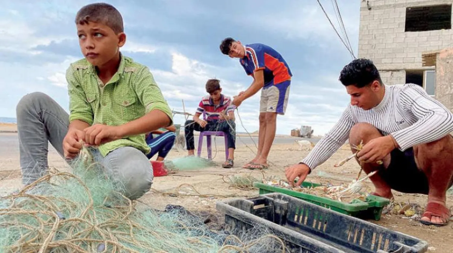 Koronavirüs salgını ışığında Gazze’deki sahil kampı yakınındaki balıkçılar (Reuters)