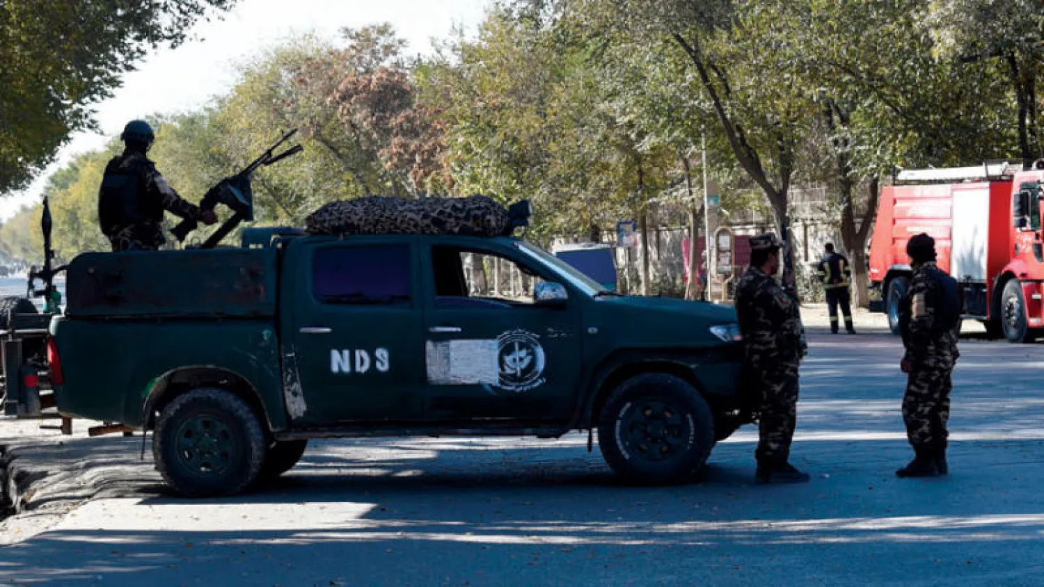 استنفار أمني خارج جامعة كابل بعد الهجوم الإرهابي على طلابها أمس (أ.ف.ب)