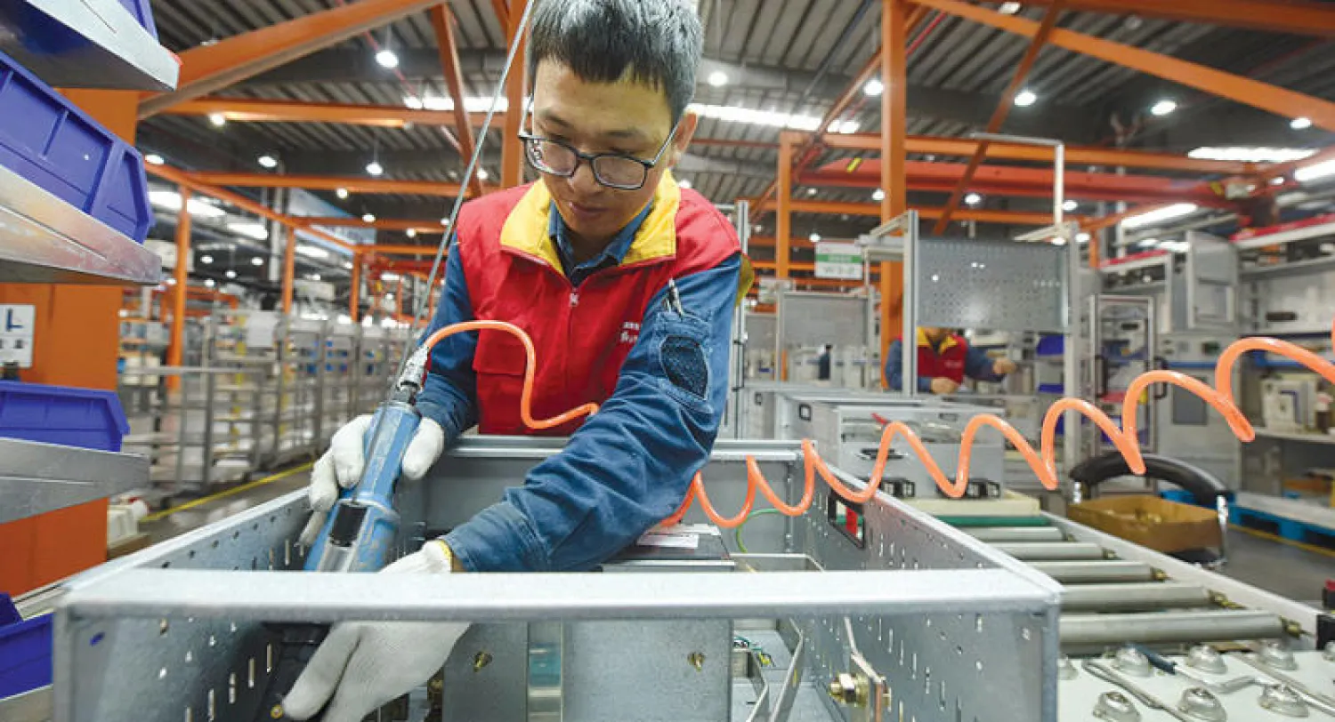 السيطرة المحلية على الوباء في الصين هي العامل الرئيس في عودة النشاط الصناعي للتعافي (أ.ب)