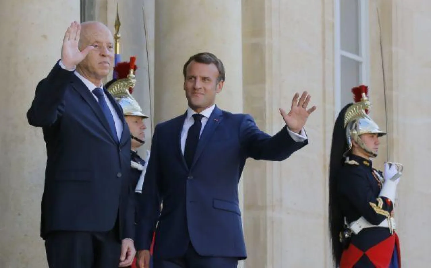 الرئيس الفرنسي إيمانويل ماكرون (يمين) يستقبل الرئيس التونسي قيس سعيّد قبل محادثات ثنائية بقصر الإليزيه في باريس (أرشيفية - أ.ب)