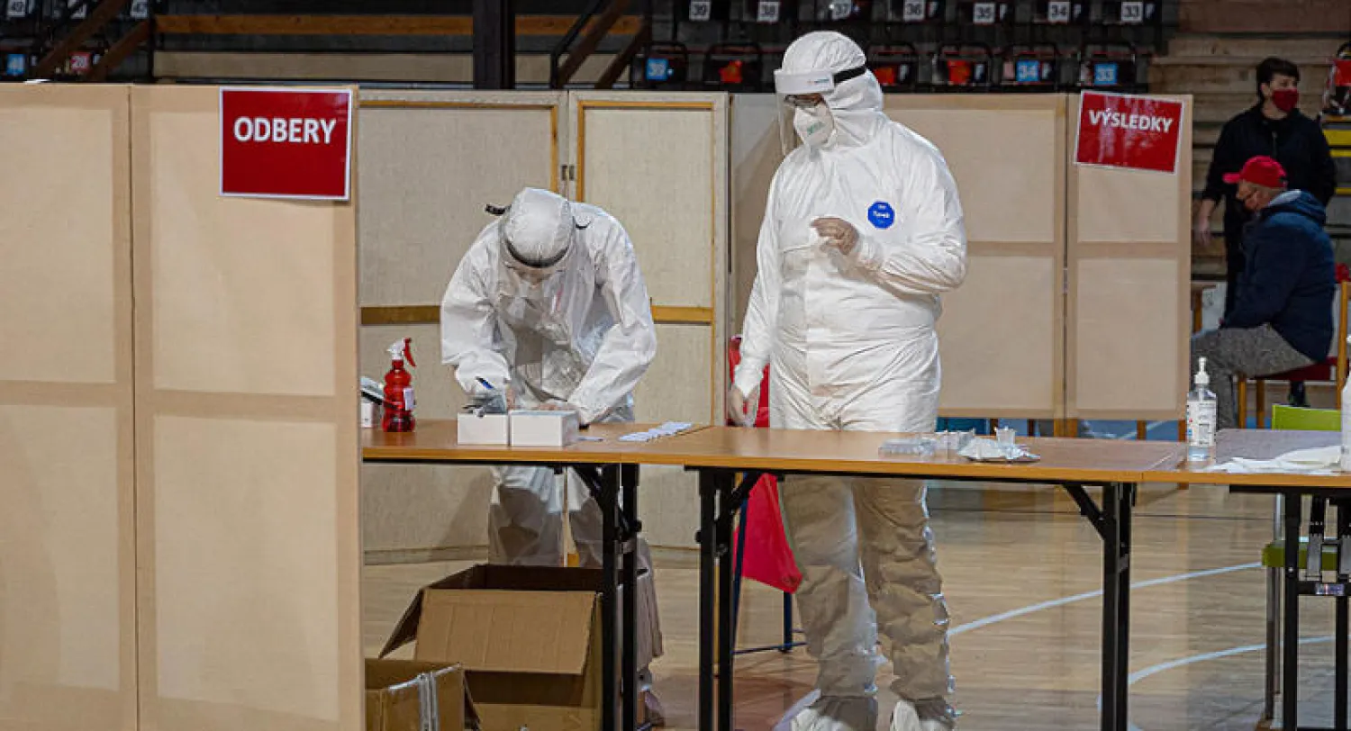 أحد مراكز الفحص في سلوفاكيا أمس وسط الموجة الثانية التي تجتاح أوروبا (د.ب.أ)