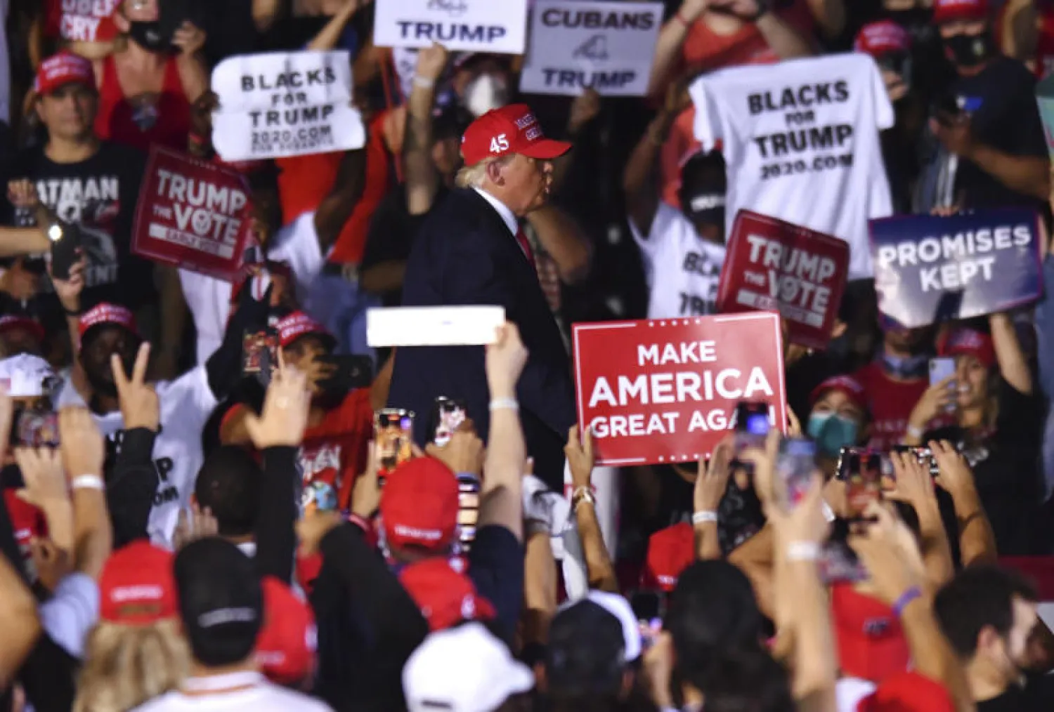 الرئيس الأميركي دونالد ترمب وسط مؤيديه (أ.ب)