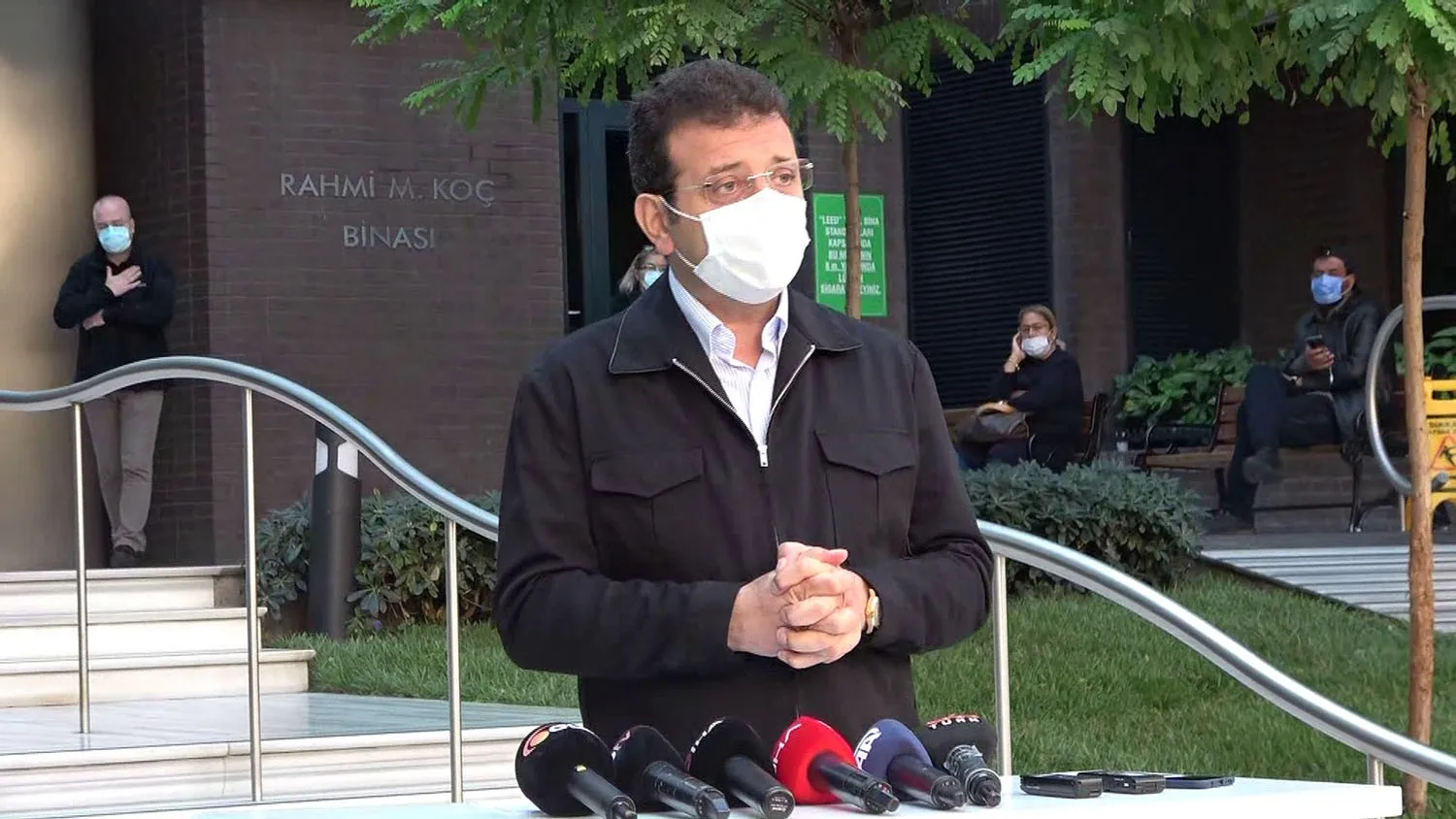 İstanbul Büyükşehir Belediyesi Başkanı Ekrem İmamoğlu, korona virüs tedavisi gördüğü özel hastaneden taburcu oldu.(İHA)