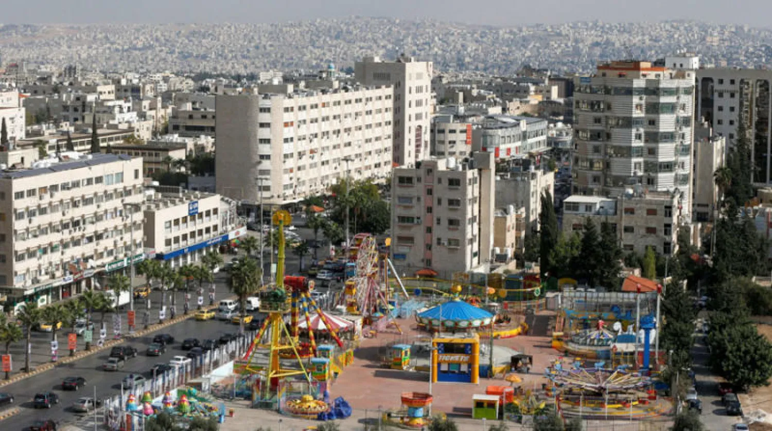 متنزه مغلق بفعل قيود «كورونا» في العاصمة الأردنية عمان أمس (رويترز)