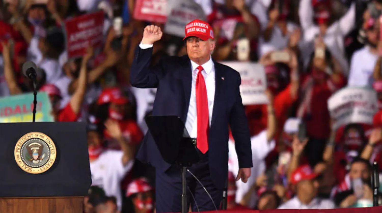 الرئيس ترمب يحيي أنصاره في فلوريدا الاثنين (أ.ب)