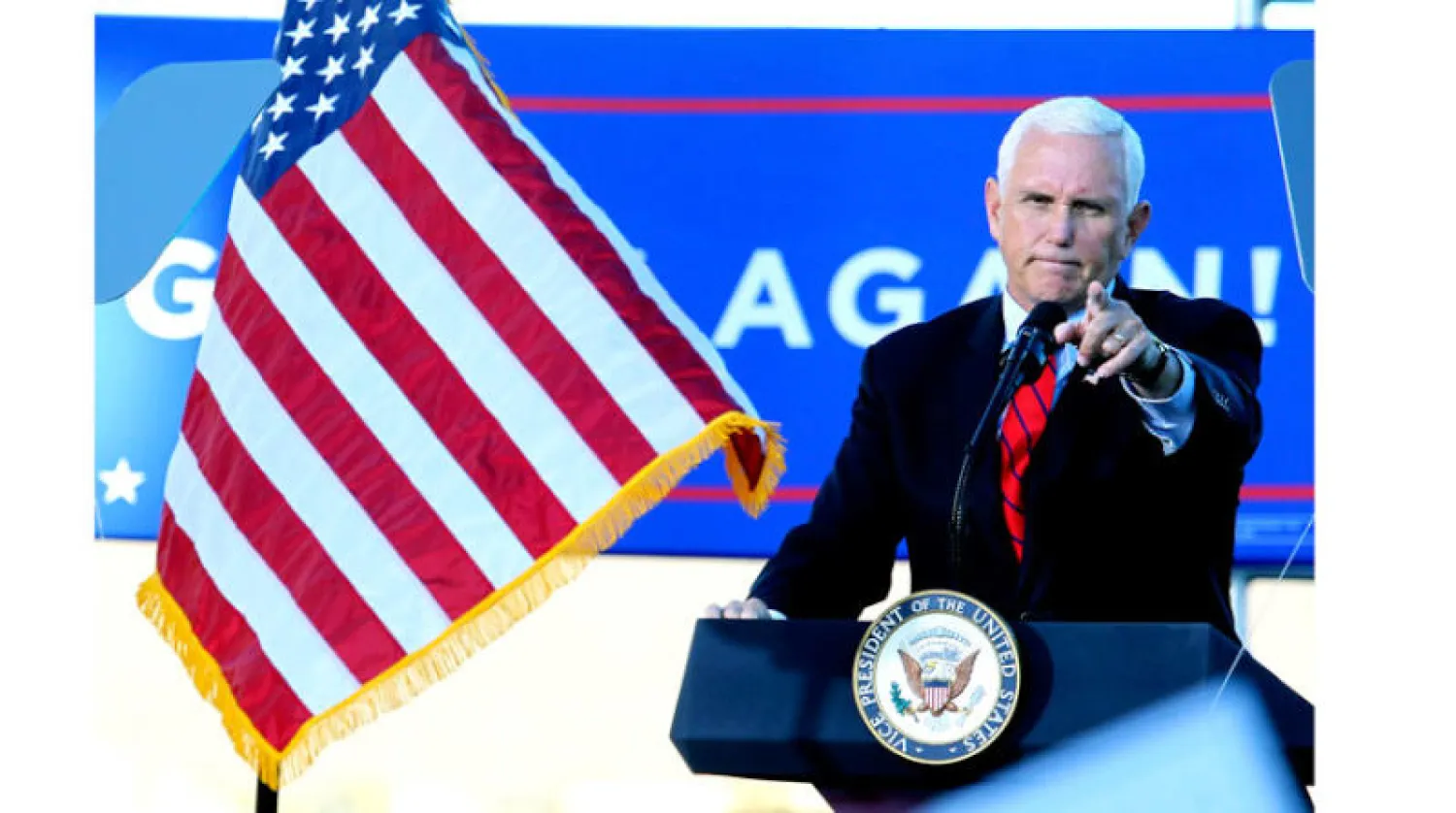 بنس متحدثاً أمام حشد من الجمهوريين في نيفادا الجمعة (أ.ب)