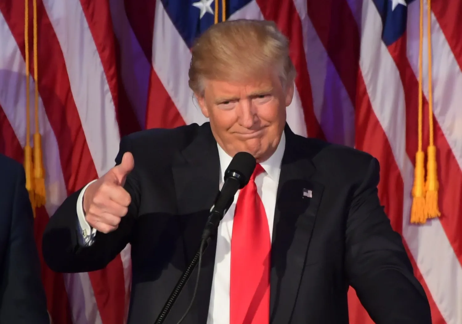 ترمب أثناء حديثه خلال ليلة الانتخابات في نيويورك في 9 نوفمبر 2016 (أ.ف.ب)