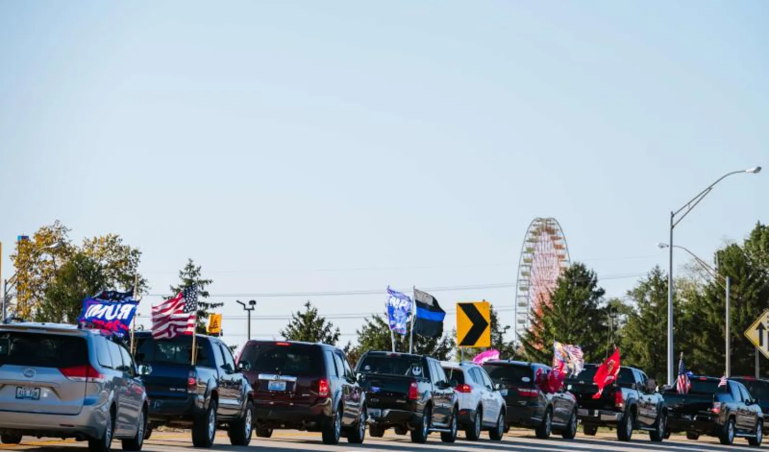 قافلة «قطار ترمب» بمشاركة سيارات مؤيدي الرئيس الجمهوري على طريق في لويفيل بولاية كنتاكي (أ.ف.ب)