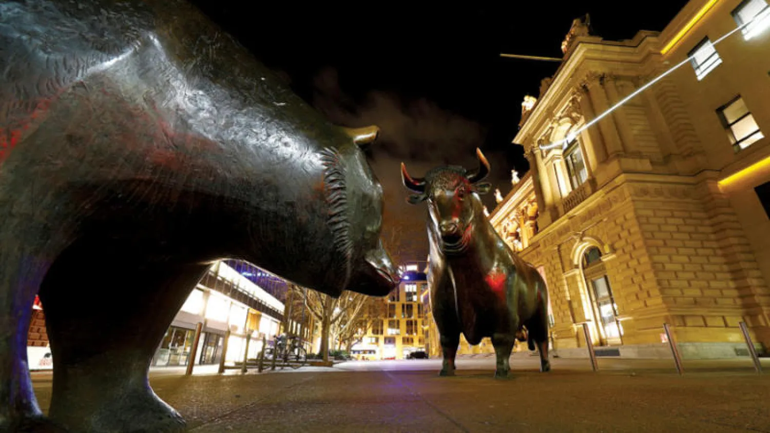 انتعشت غالبية الأسواق العالمية أمس في يوم الانتخابات الرئاسية الأميركية على عكس المتوقع (رويترز)