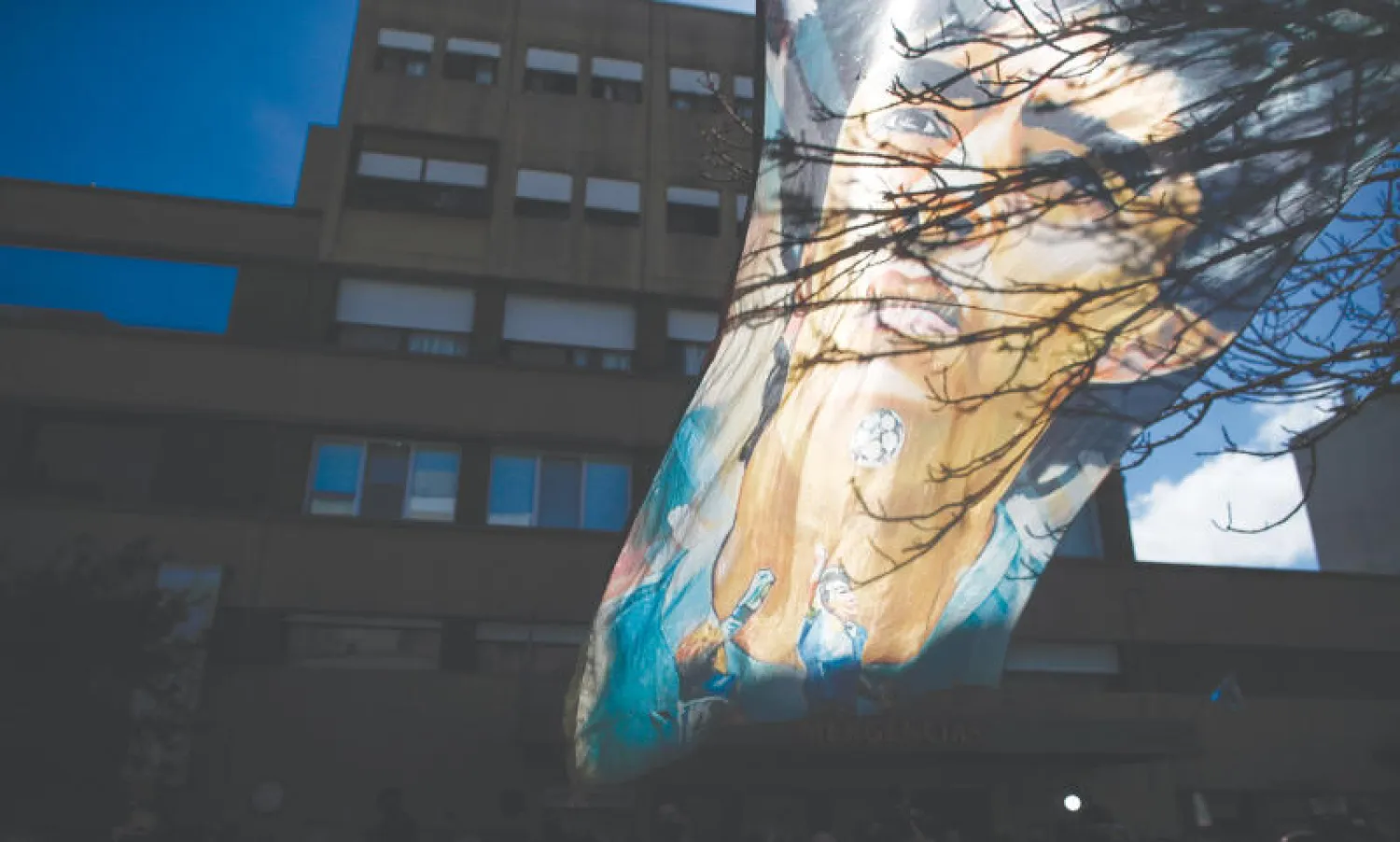 صورة لأسطورة كرة القدم الأرجنتينية دييغو مارادونا خارج المستشفى الذي يعالج فيه (أ.ب)