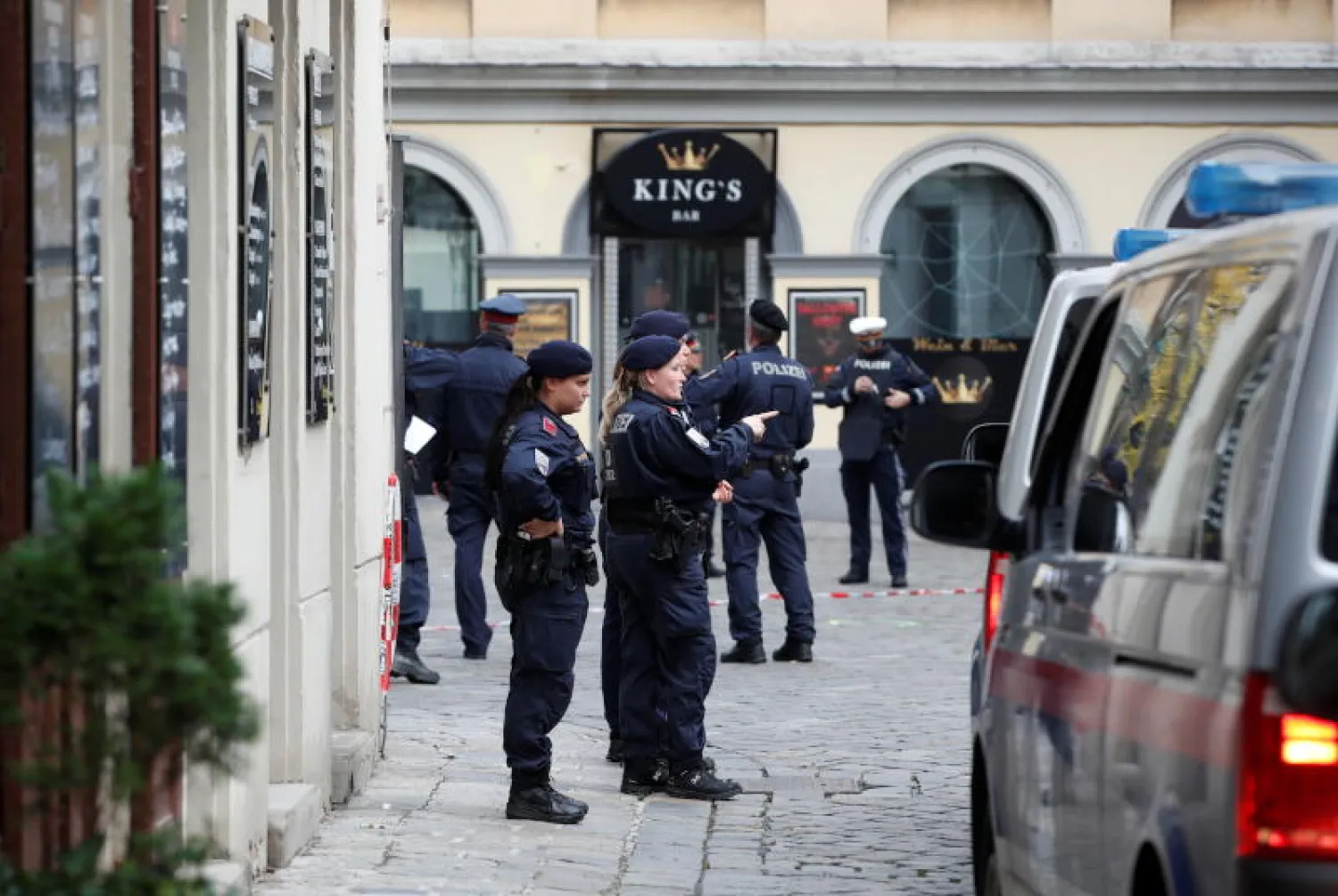 أفراد من الشرطة النمساوية في فيينا (رويترز)