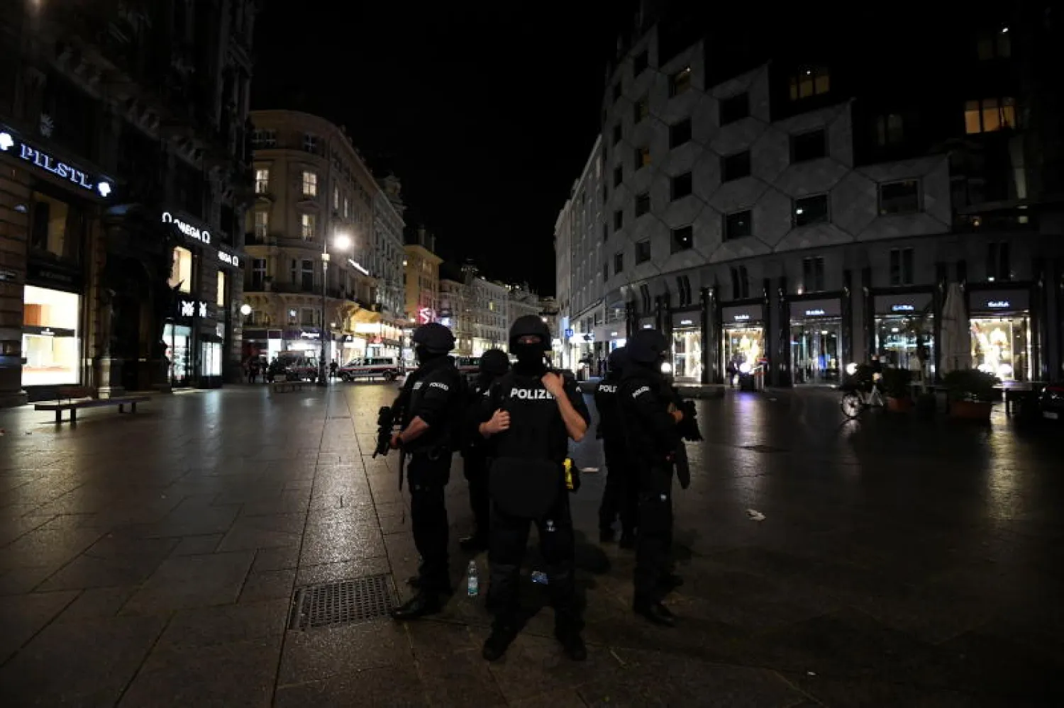 أفراد من الشرطة النمساوية تحرس الكنيسة التي وقع الهجوم الإرهابي بالقرب منها (رويترز)