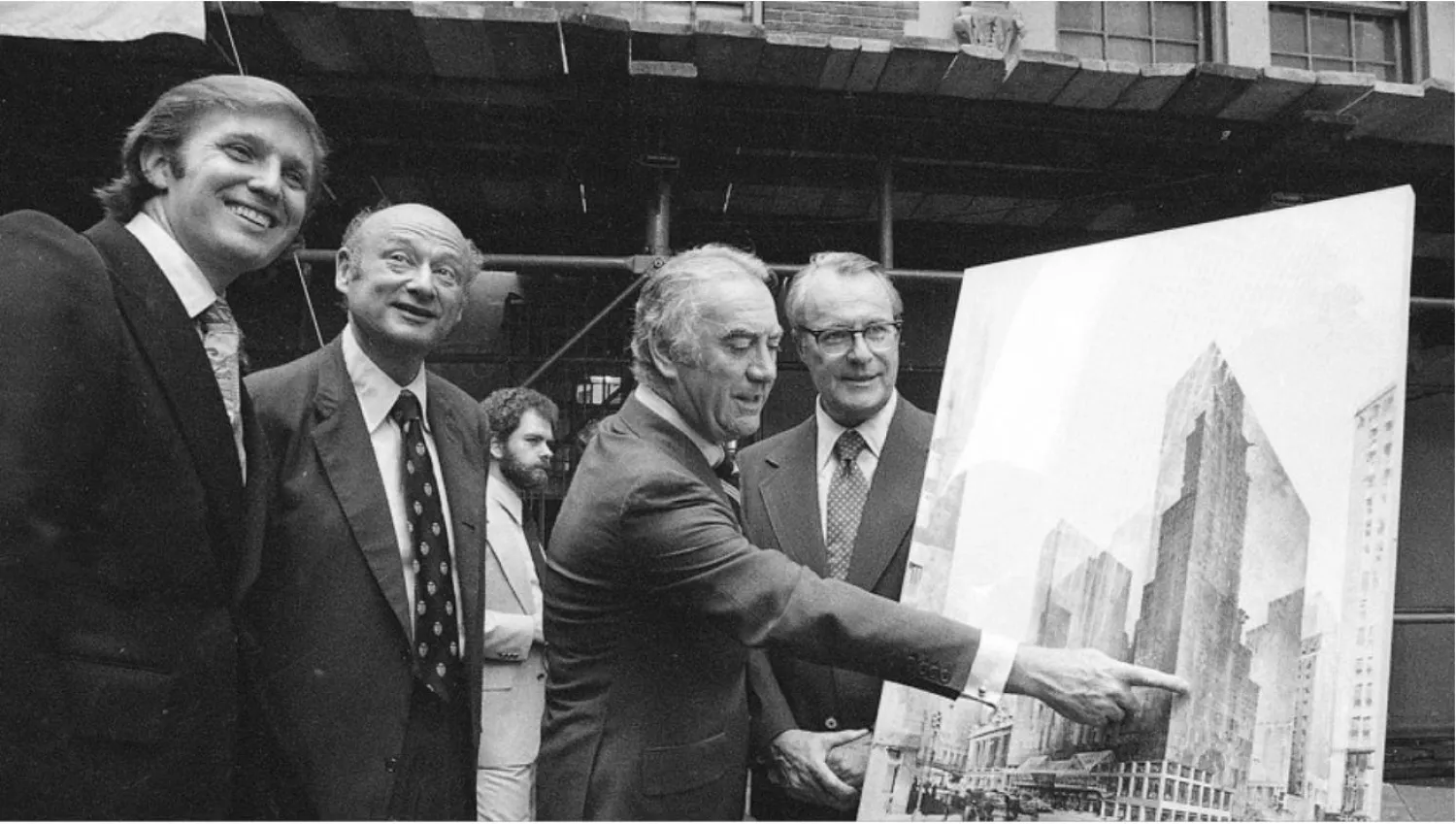ترمب في اليسار بجوار عمدة نيويورك حينها إد كوتش ورؤساء شركات خلال افتتاح موقع فندق كوموردور في يونيو (حزيران) 1978. (أ.ب)