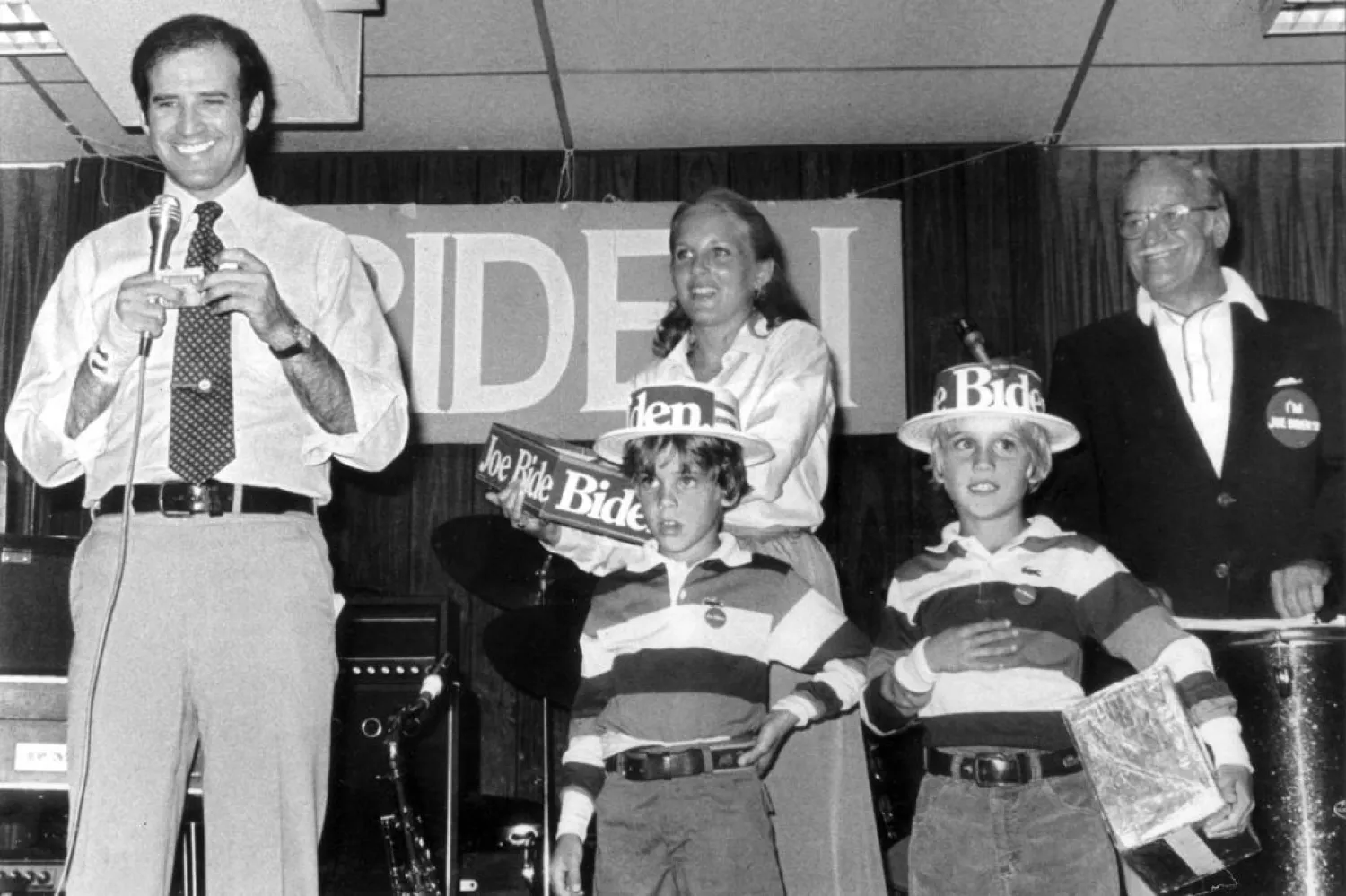 بايدن يقف على خشبة المسرح مع زوجته جيل وأبنائه هانتر وبو، إلى جانب والده جو بايدن الأب، خلال حملته في عام 1988. (أ.ب)