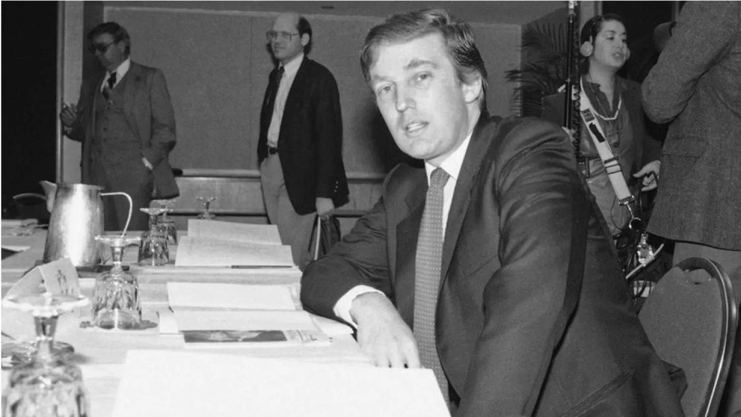 ترمب، مالك نادي «نيو جيرسي جنرالس»، يجلس في غرفة اجتماعات في نيويورك، في 19 فبراير (شباط) 1986، حيث اجتمع أصحاب الفرق الثمانية لدوري كرة القدم الأميركية لمناقشة الخطط المستقبلية لاتحاد كرة القدم الأميركي. (أ.ب)