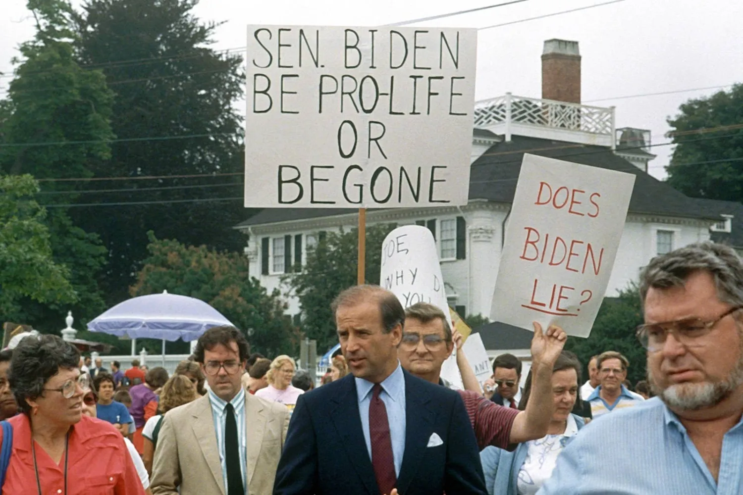 المرشح الديمقراطي للرئاسة جو بايدن يدخل إلى تجمع للمتظاهرين في يوليو (تموز) 1987، في بورتسموث بنيو هامبشاير. (أ.ب)