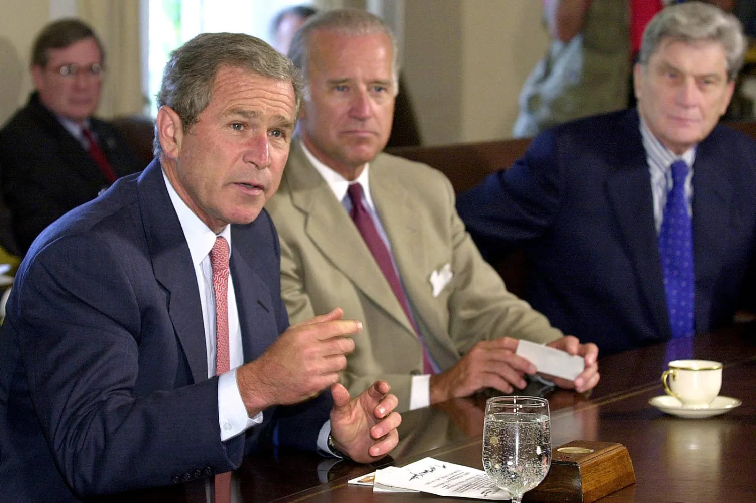 الرئيس جورج دبليو بوش يجيب على أسئلة الصحافيين قبل اجتماع مع قادة الكونغرس، وخلفه جو بايدن في البيت الأبيض في يوليو 2001. (أ.ف.ب)