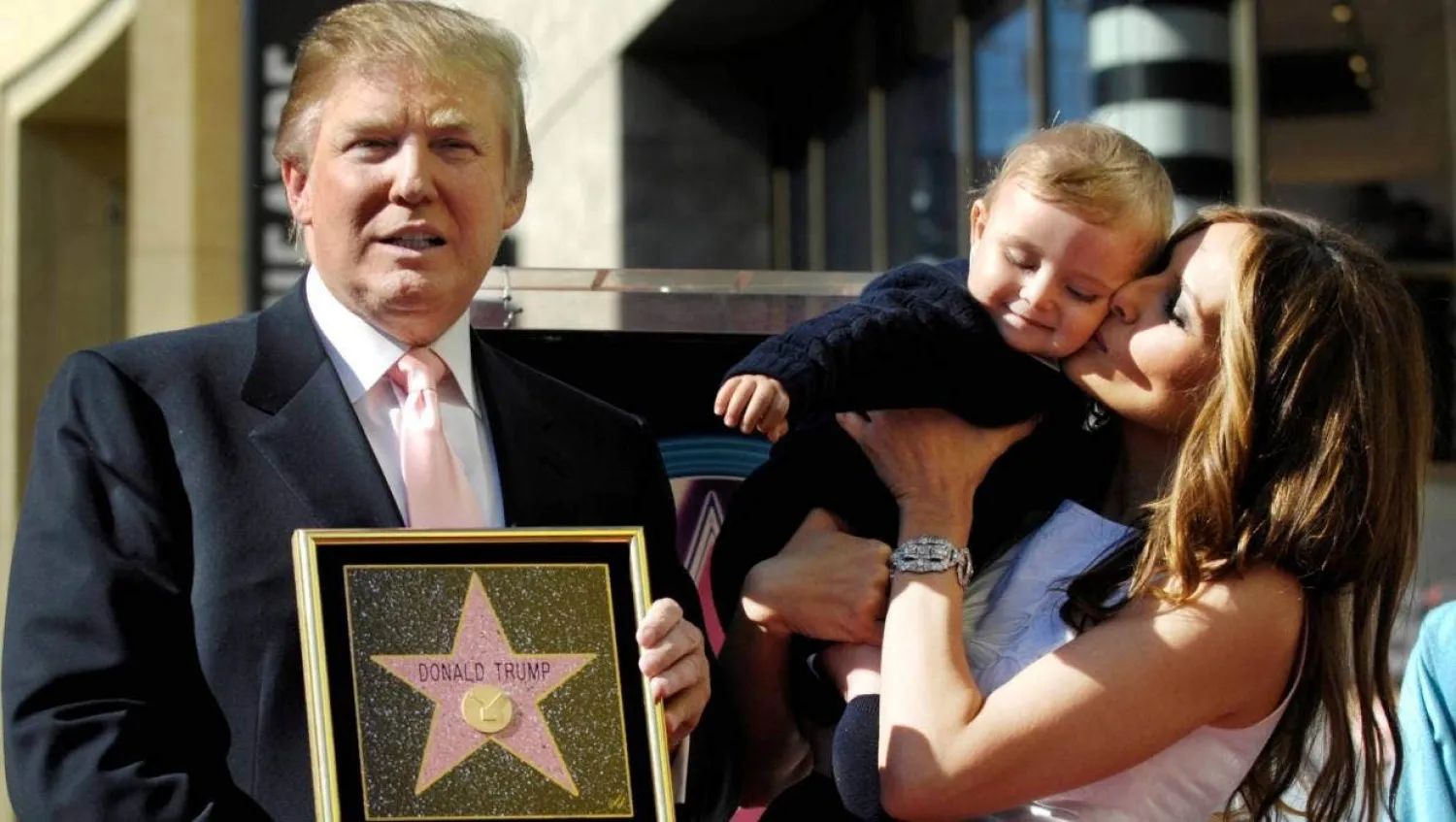 ترمب وزوجته ميلانيا تحمل ابنهما بارون في ممشى المشاهير بهوليوود في لوس أنجيلس يناير (كانون الثاني) 2007. (رويترز)