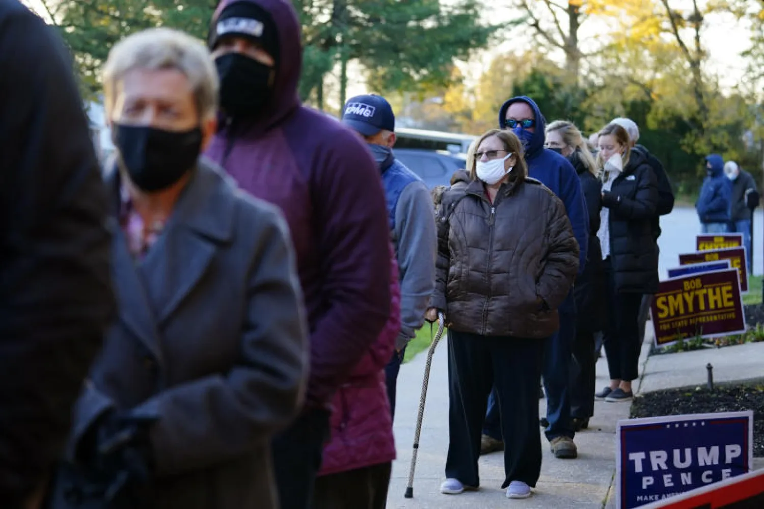 مصوتون في طابور للإدلاء بأصواتهم في الانتخابات الأميركية في سبرينغفيلد (أ.ب)