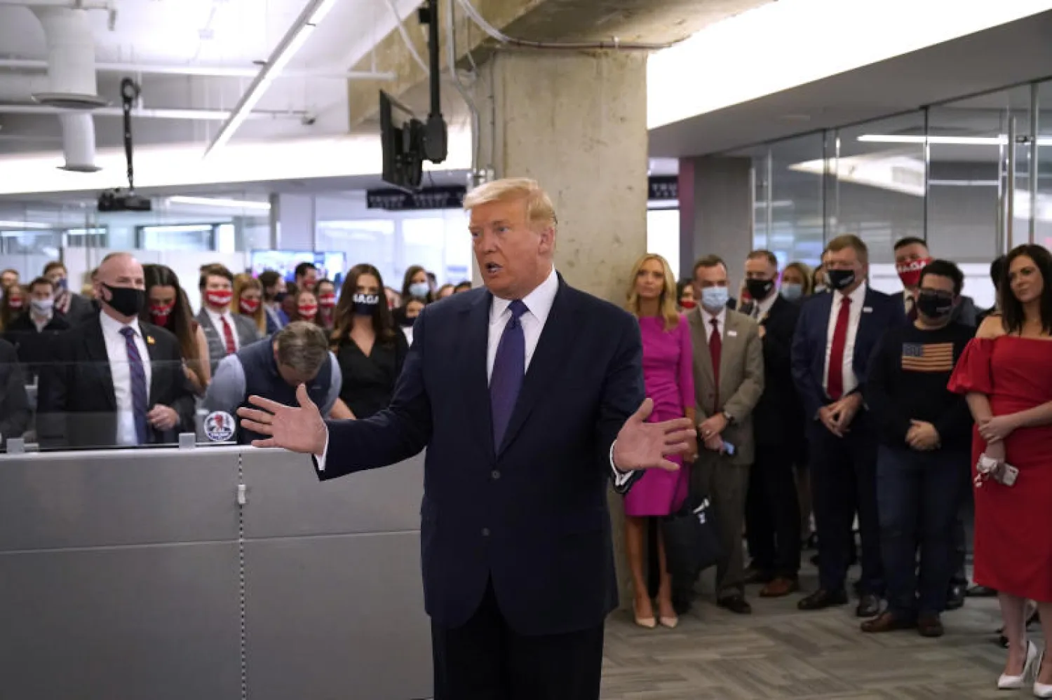 الرئيس الأميركي دونالد ترمب يتحدث في مقر حملته الانتخابية في أرلينغتون بولاية فيرجينيا (أ.ب)