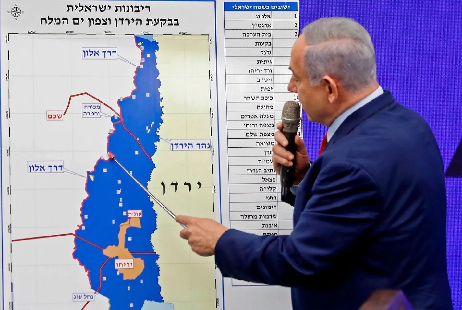Israeli Prime Minister Benjamin Netanyahu points at a map of the Jordan Valley as he gives a statement in Ramat Gan. (AFP file photo)