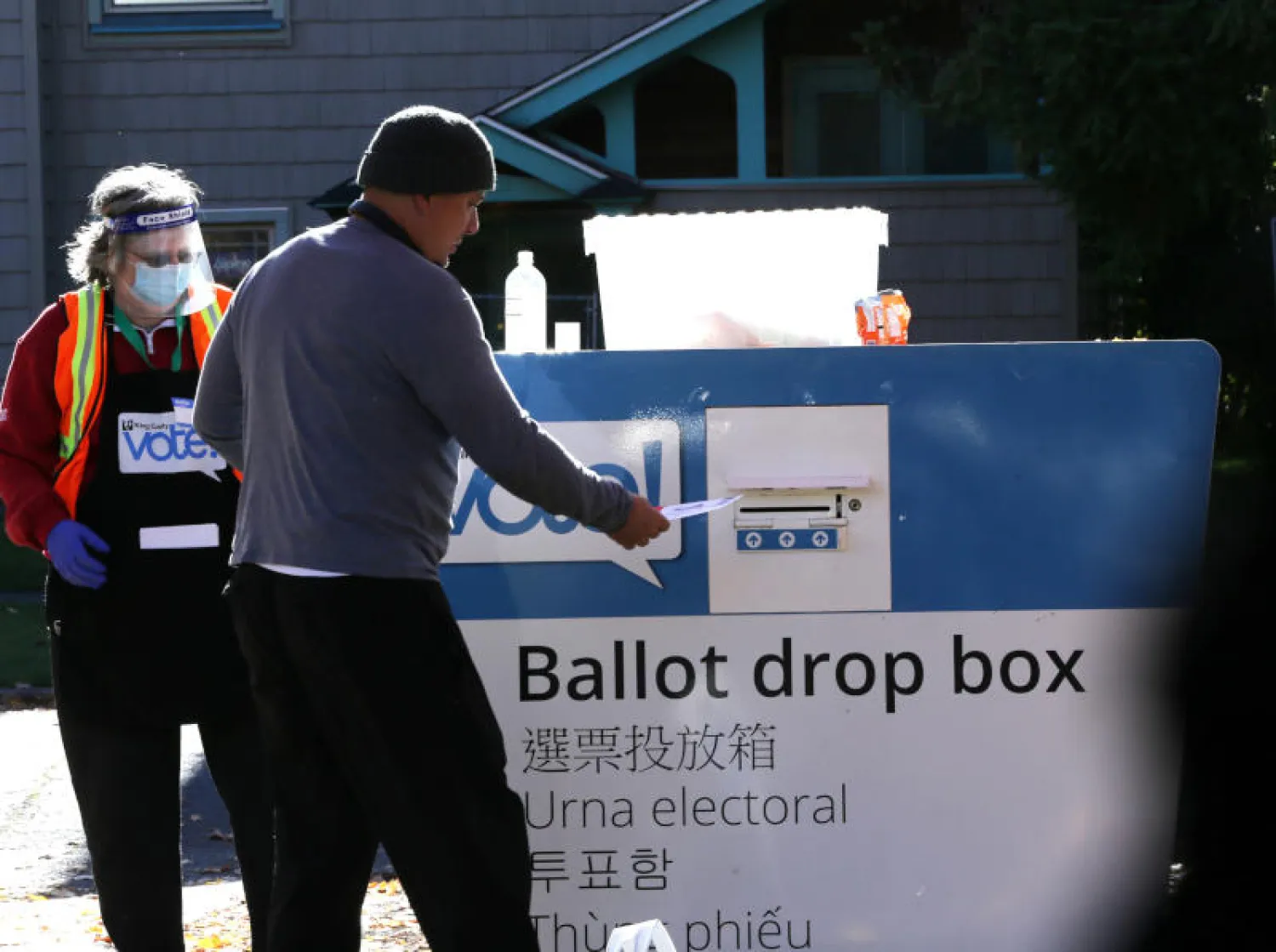 ناخب يدلي بصوته في الانتخابات الرئاسية الأميركية بولاية واشنطن (د.ب.أ)