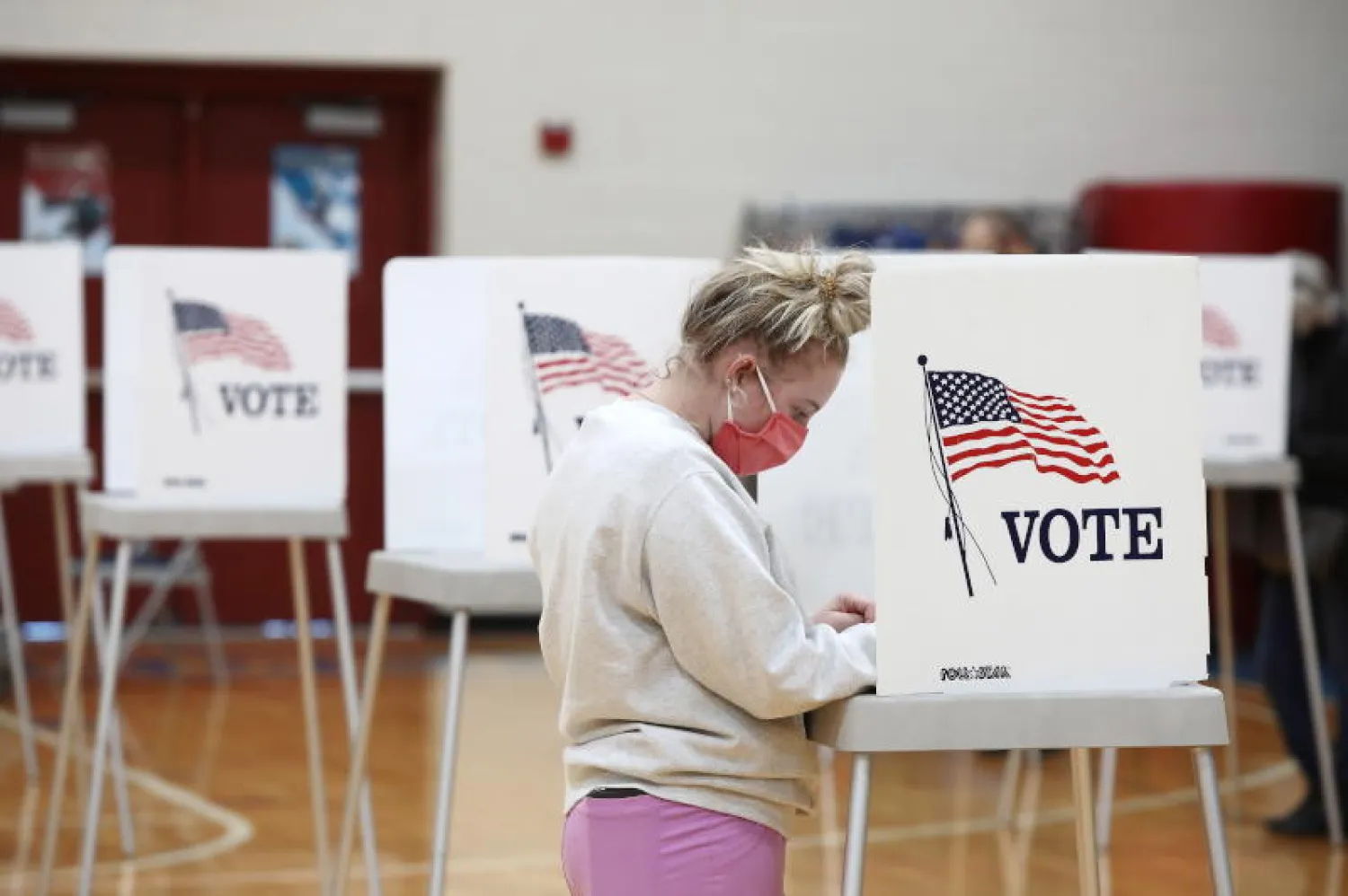 ناخبة أميركية تدلي بصوتها في لجنة بولاية كنتاكي (إ. ب.أ)