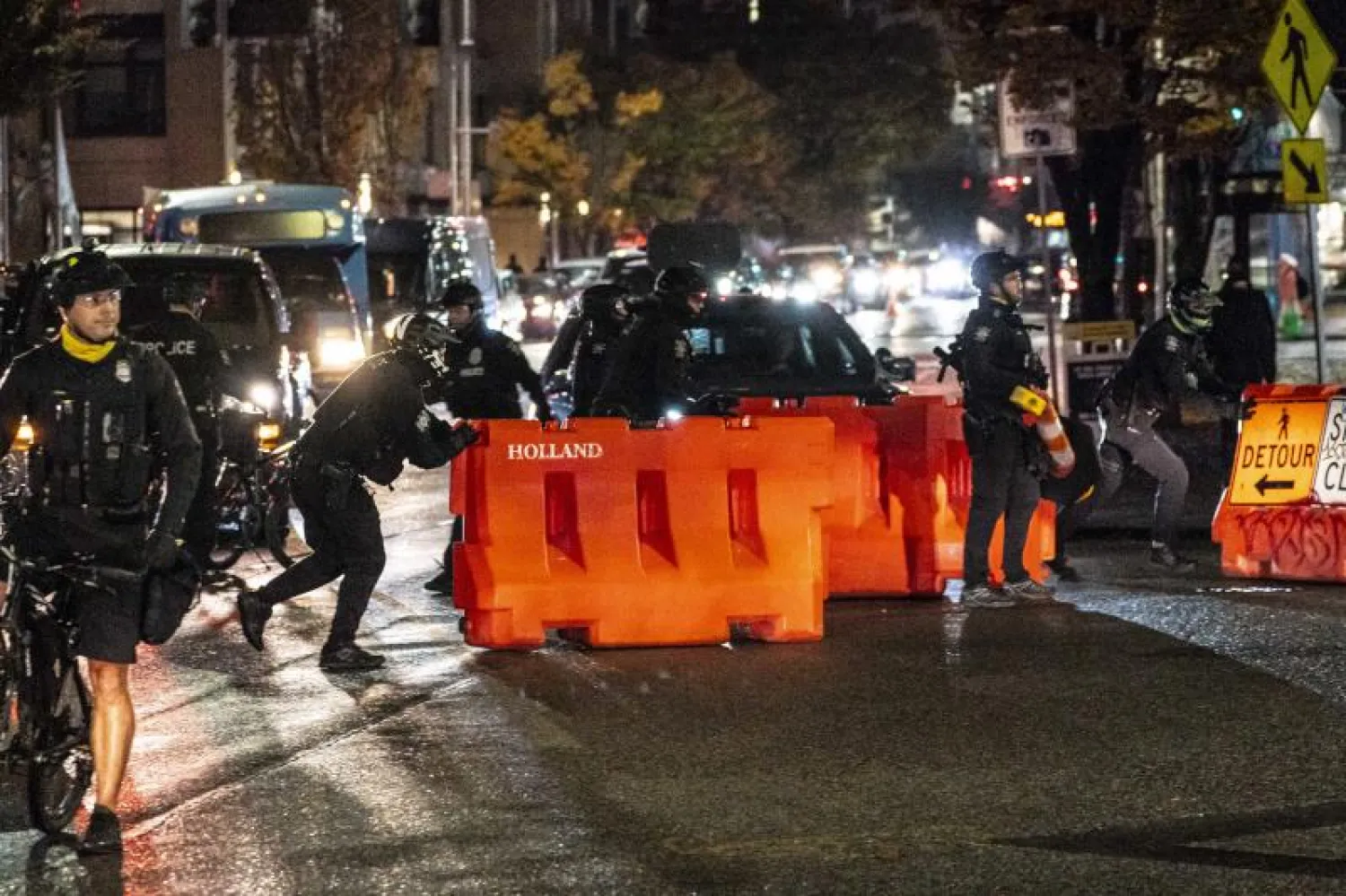 الشرطة تزيل حواجز وضعها محتجون في أحد شوارع واشنطن (أ.ف.ب)