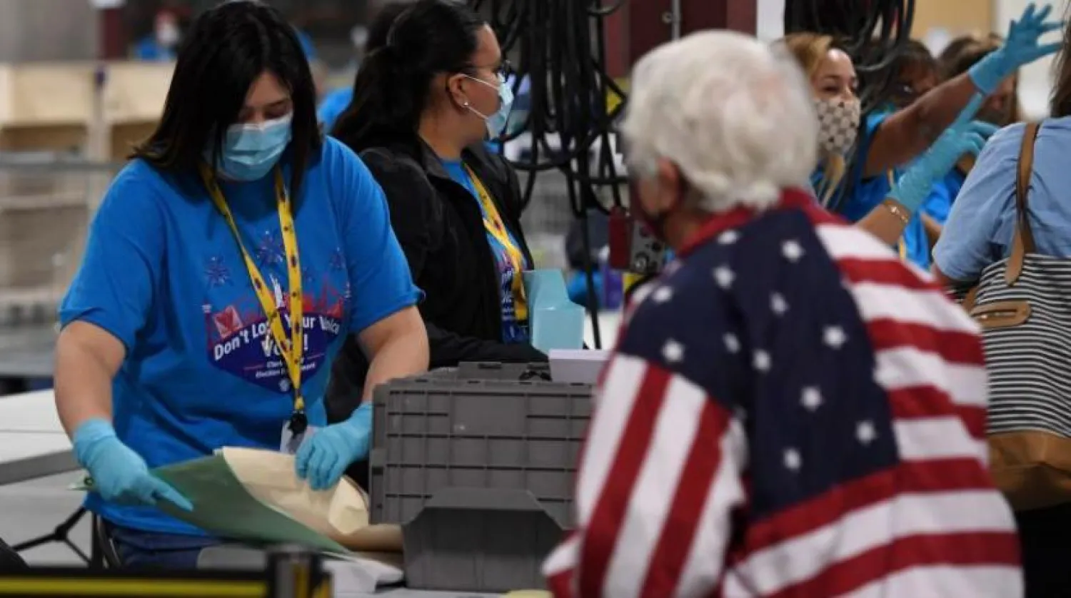 Çalışanlar Nevada'da sayım için oy pusulaları hazırlıyor (AFP) 
