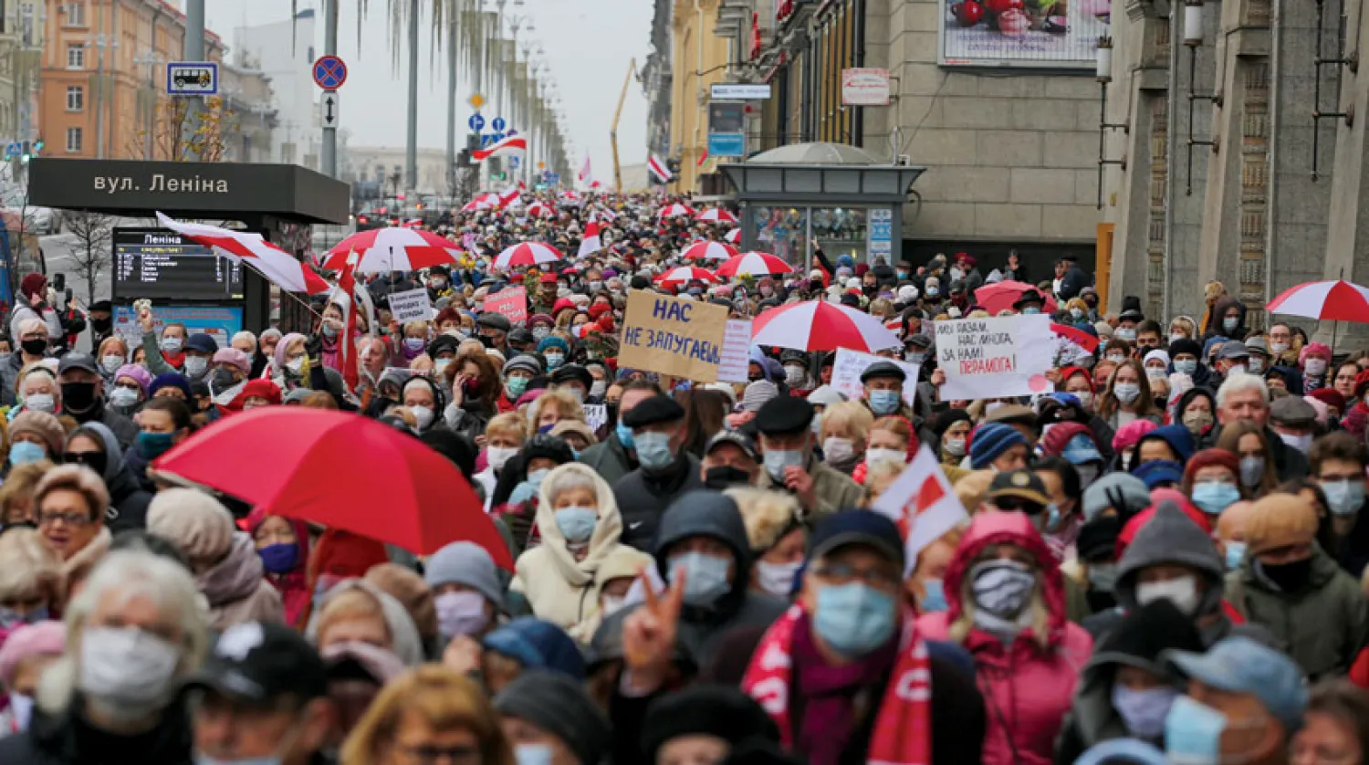 مؤيدون للمعارضة البيلاروسية يشاركون في مسيرة للمطالبة باستقالة الرئيس لوكاشينكو في مينسك أول من أمس (رويترز)