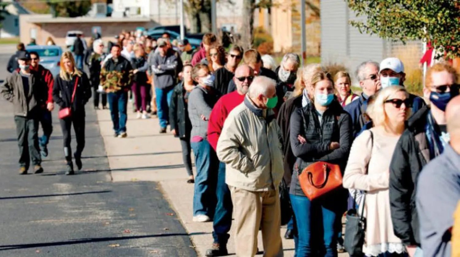Dün Michigan Allendale'de uzun bir seçmen kuyruğu oy kullanmak için bekledi (AFP)
