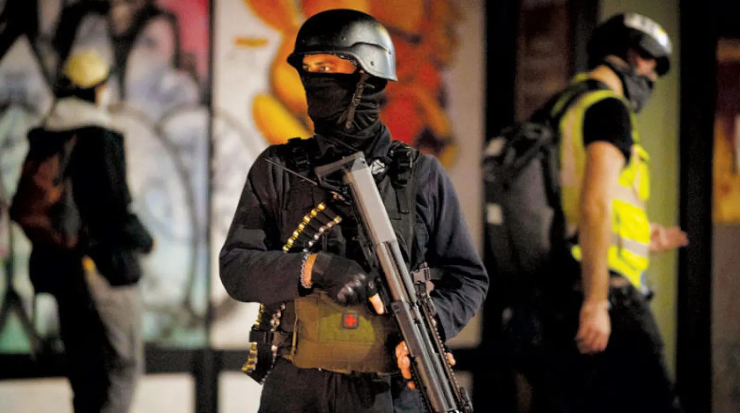 متظاهر مسلّح يتجول في بورتلاند فجر الأربعاء (إ.ب.أ)