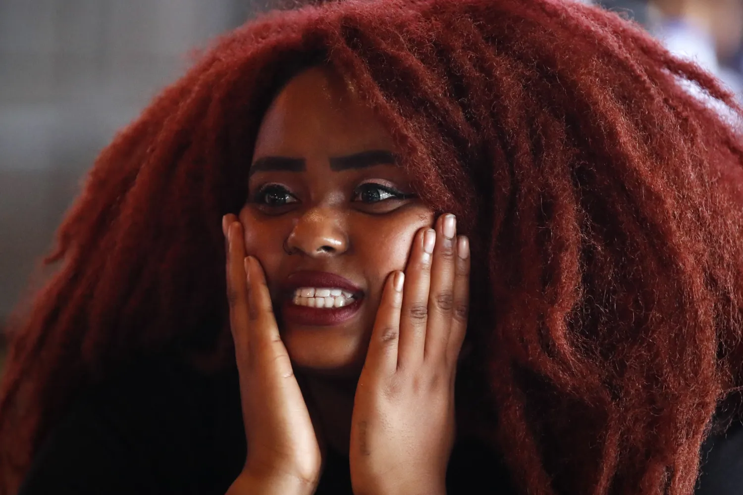 مؤيدة للحزب الديمقراطي أثناء متابعة نتائج الانتخابات الأميركية (إ.ب.أ)