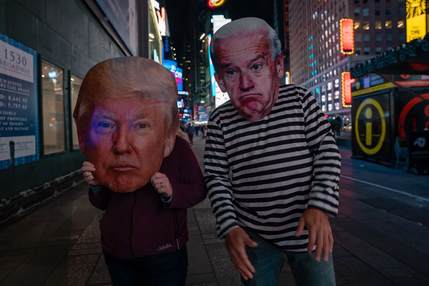 شخصان يرتديان أزياء تشبه كلاً من دونالد ترمب وجو بايدن في نيويورك (أ.ف.ب)