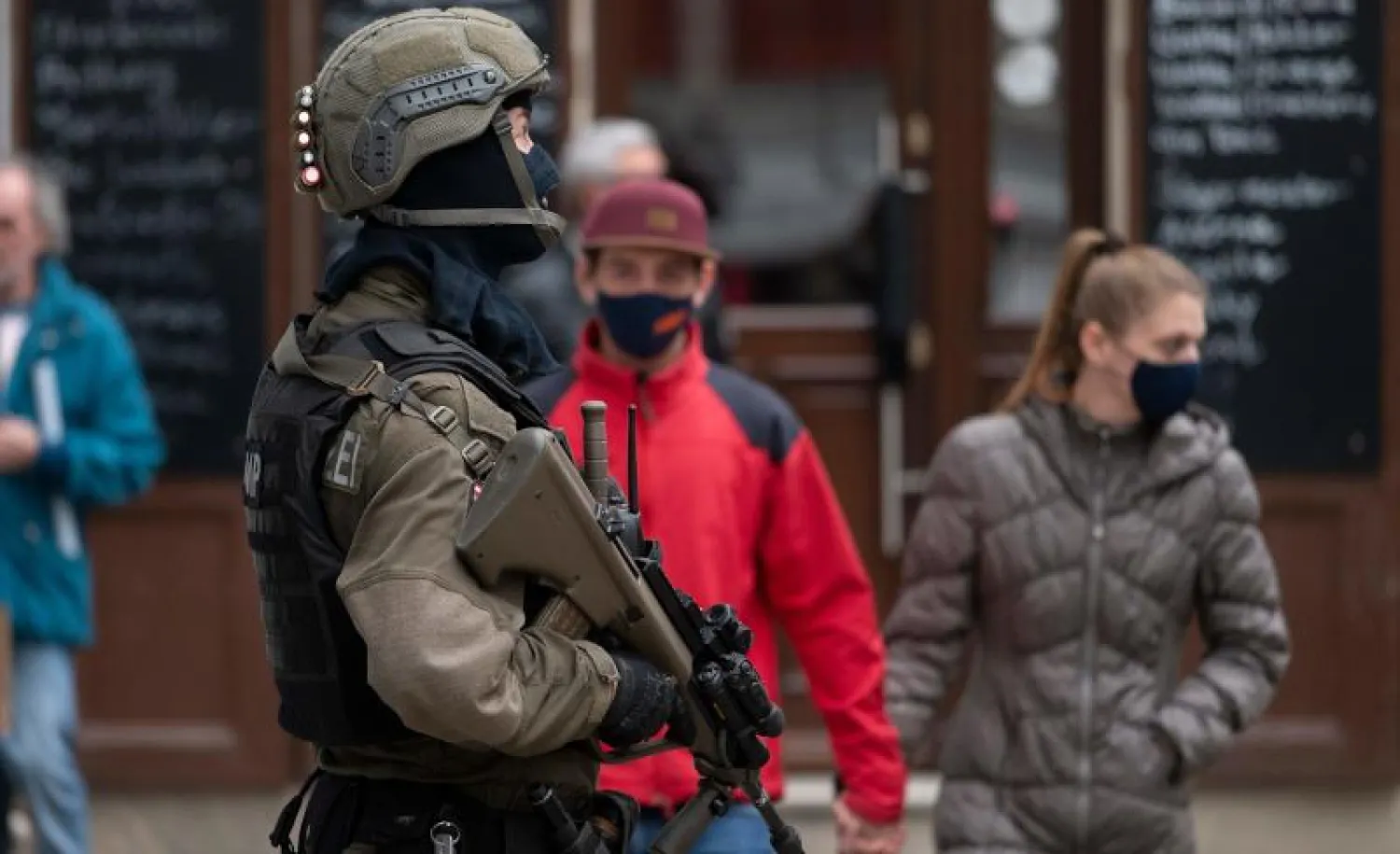 عنصر أمن قرب موقع الهجوم الذي شهدته العاصمة النمساوية فيينا (أ.ف.ب)