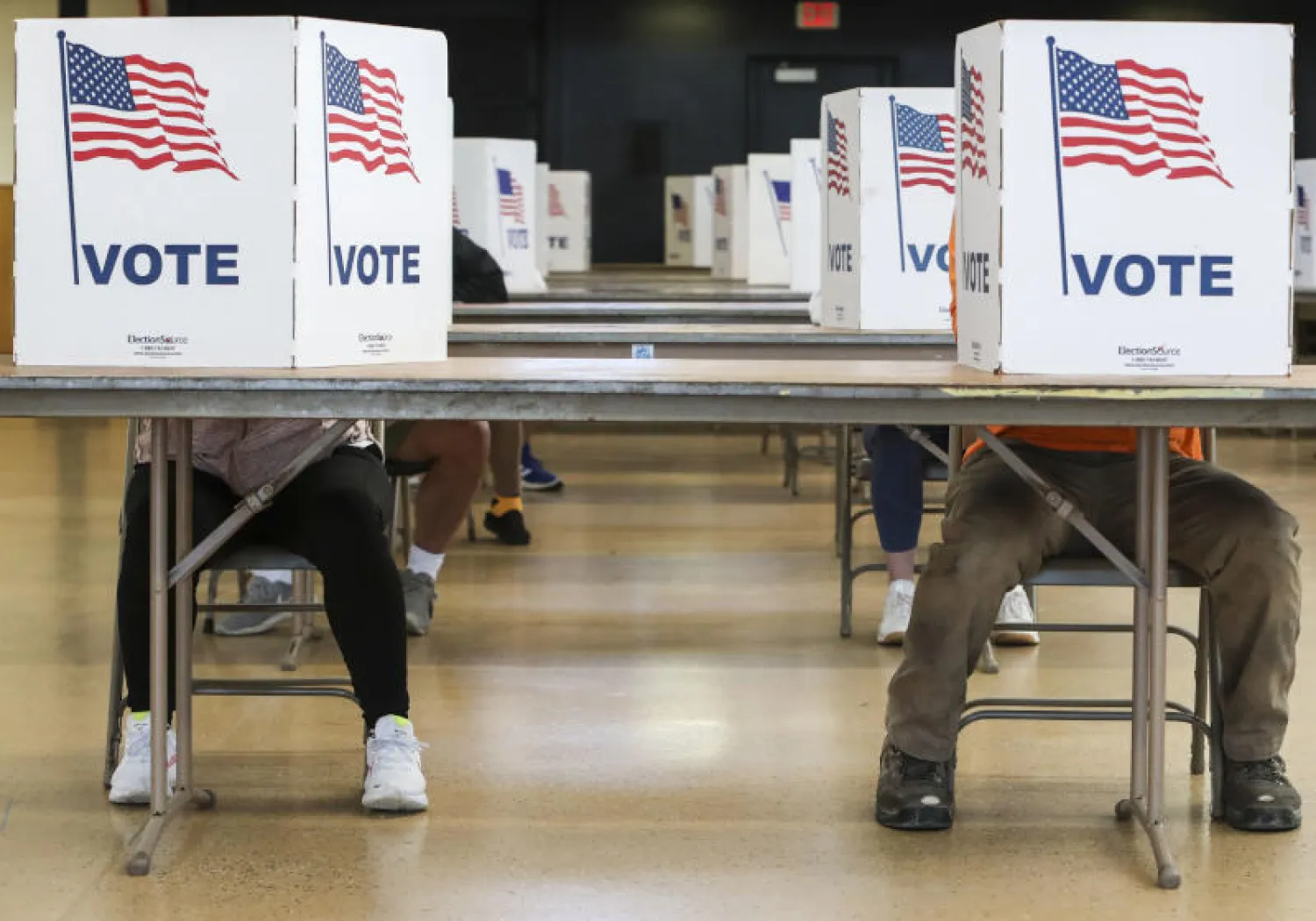 ناخبون يدلون بأصواتهم في الانتخابات الرئاسية الأميركية بولاية آيوا (د.ب.أ)